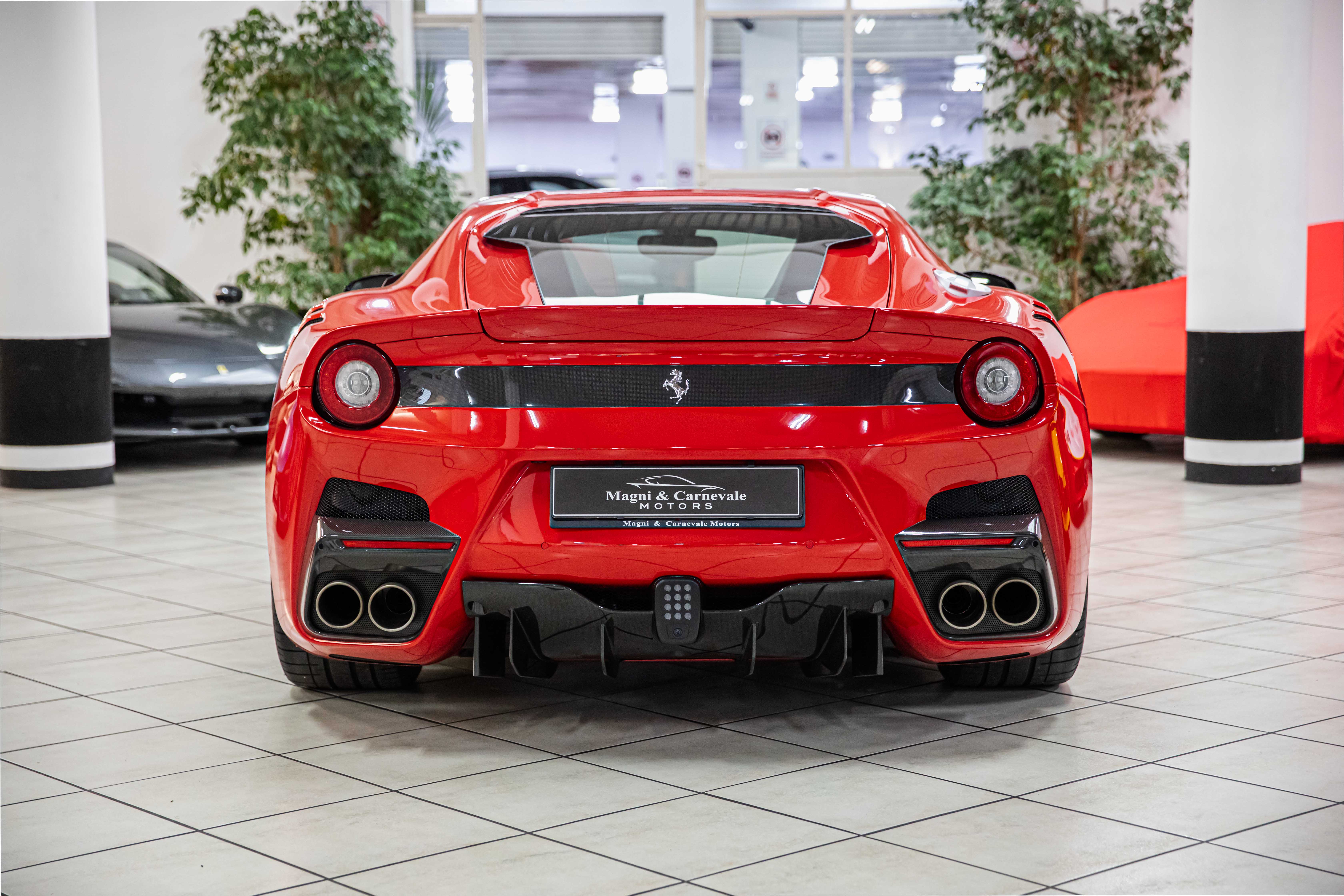 2015 Ferrari F12tdf proposée par un concessionnaire spécialisé à Milan, Italie, photo 11 sur 20