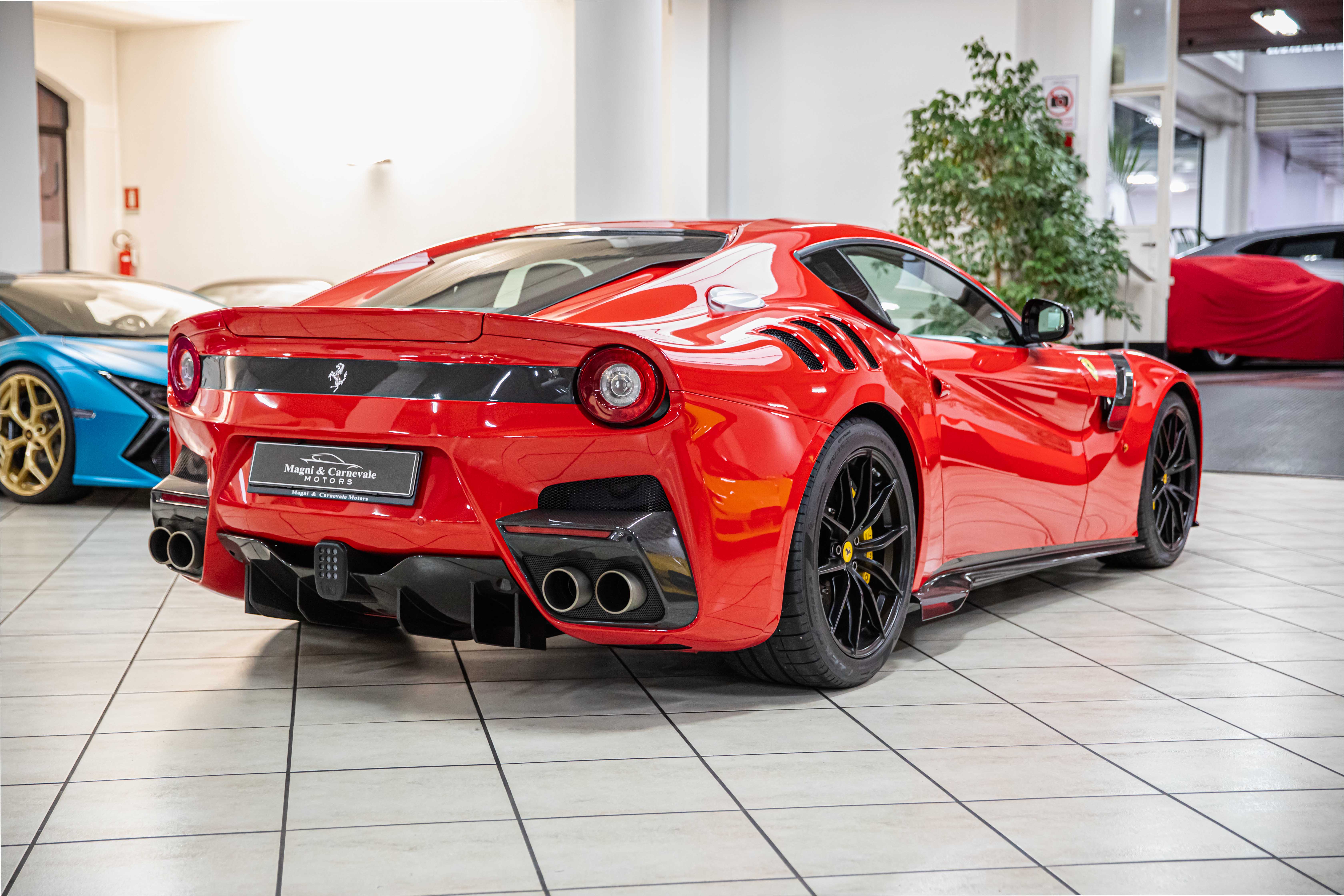 2015 Ferrari F12tdf proposée par un concessionnaire spécialisé à Milan, Italie, photo 12 sur 20