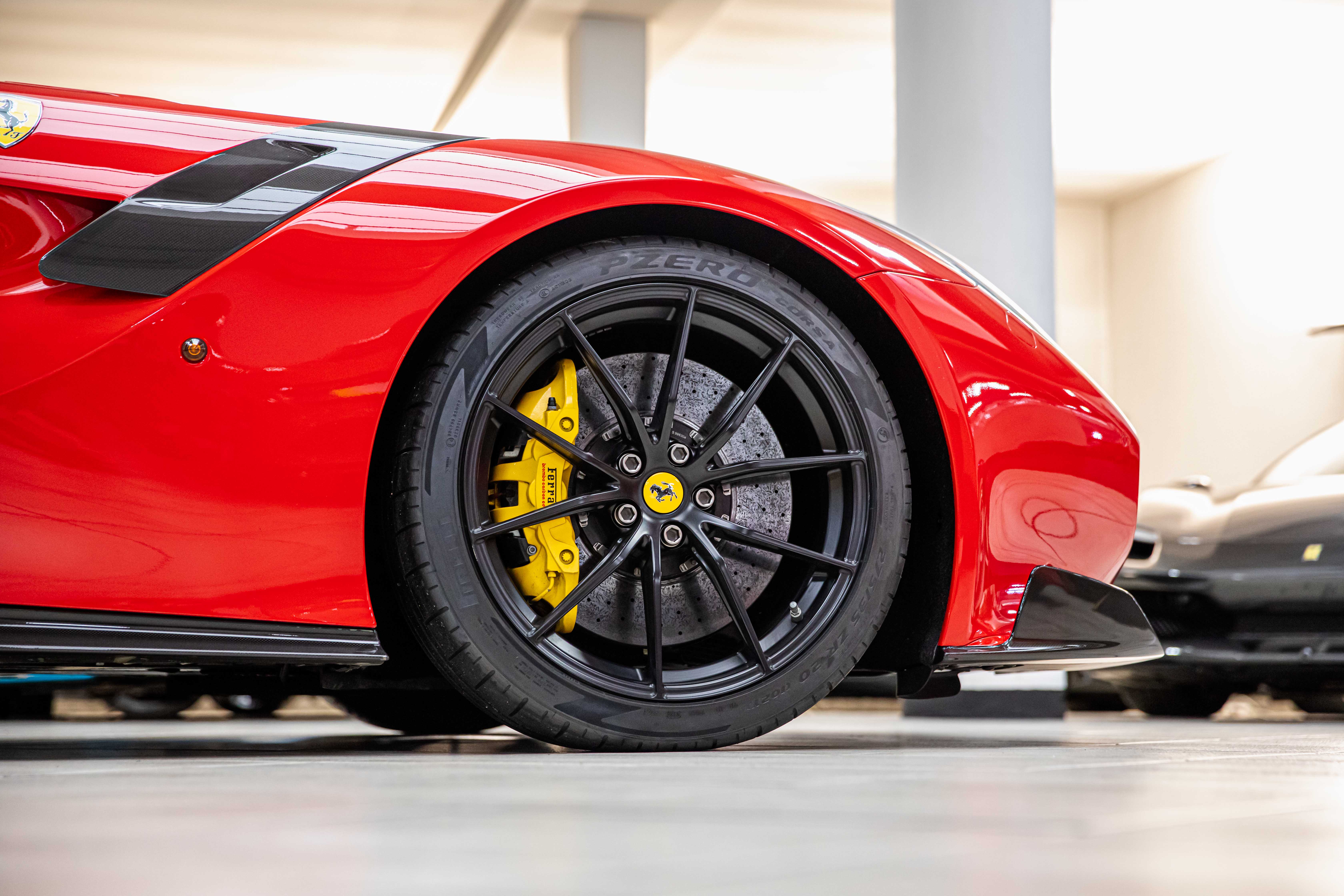 2015 Ferrari F12tdf proposée par un concessionnaire spécialisé à Milan, Italie, photo 13 sur 20
