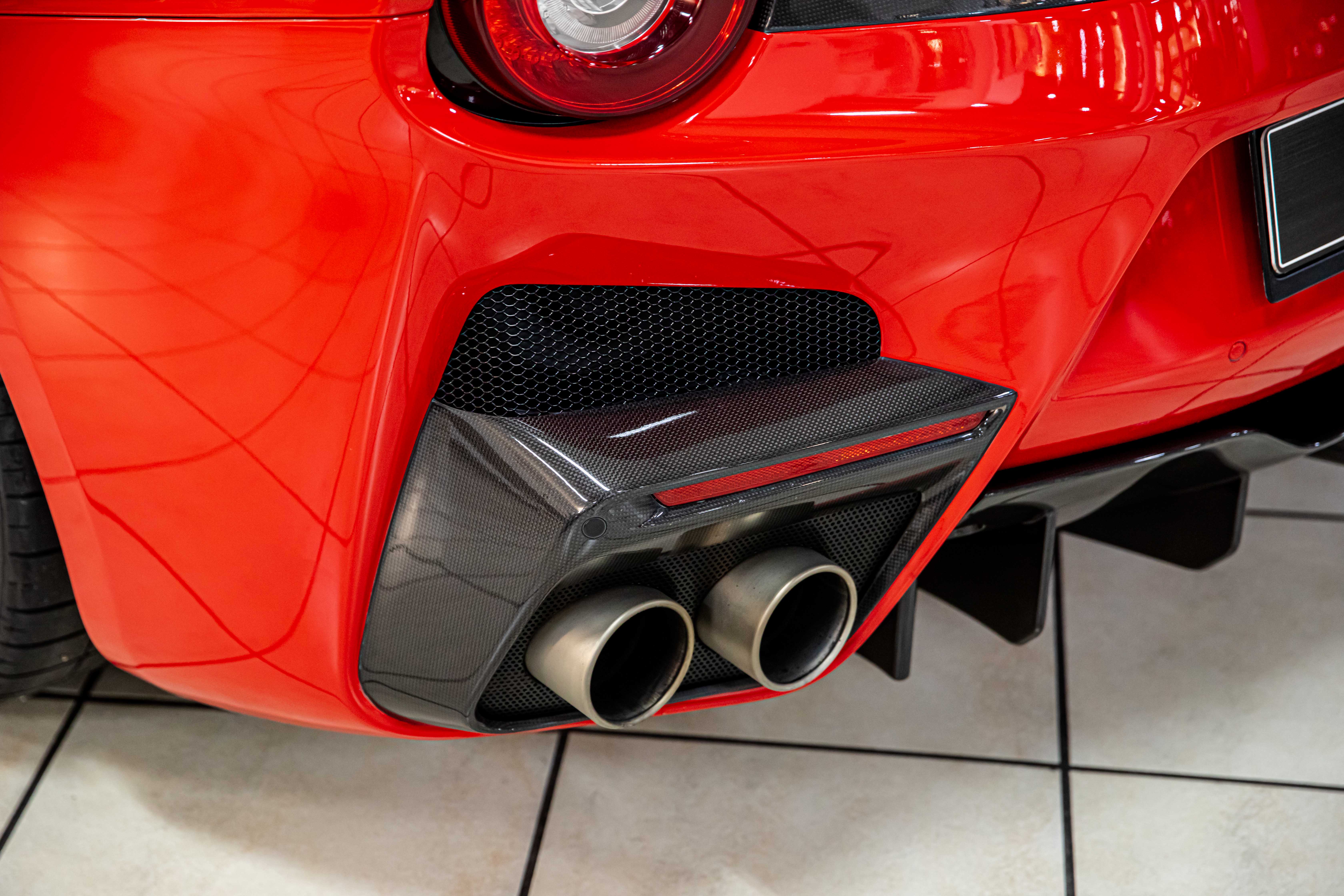 2015 Ferrari F12tdf proposée par un concessionnaire spécialisé à Milan, Italie, photo 15 sur 20