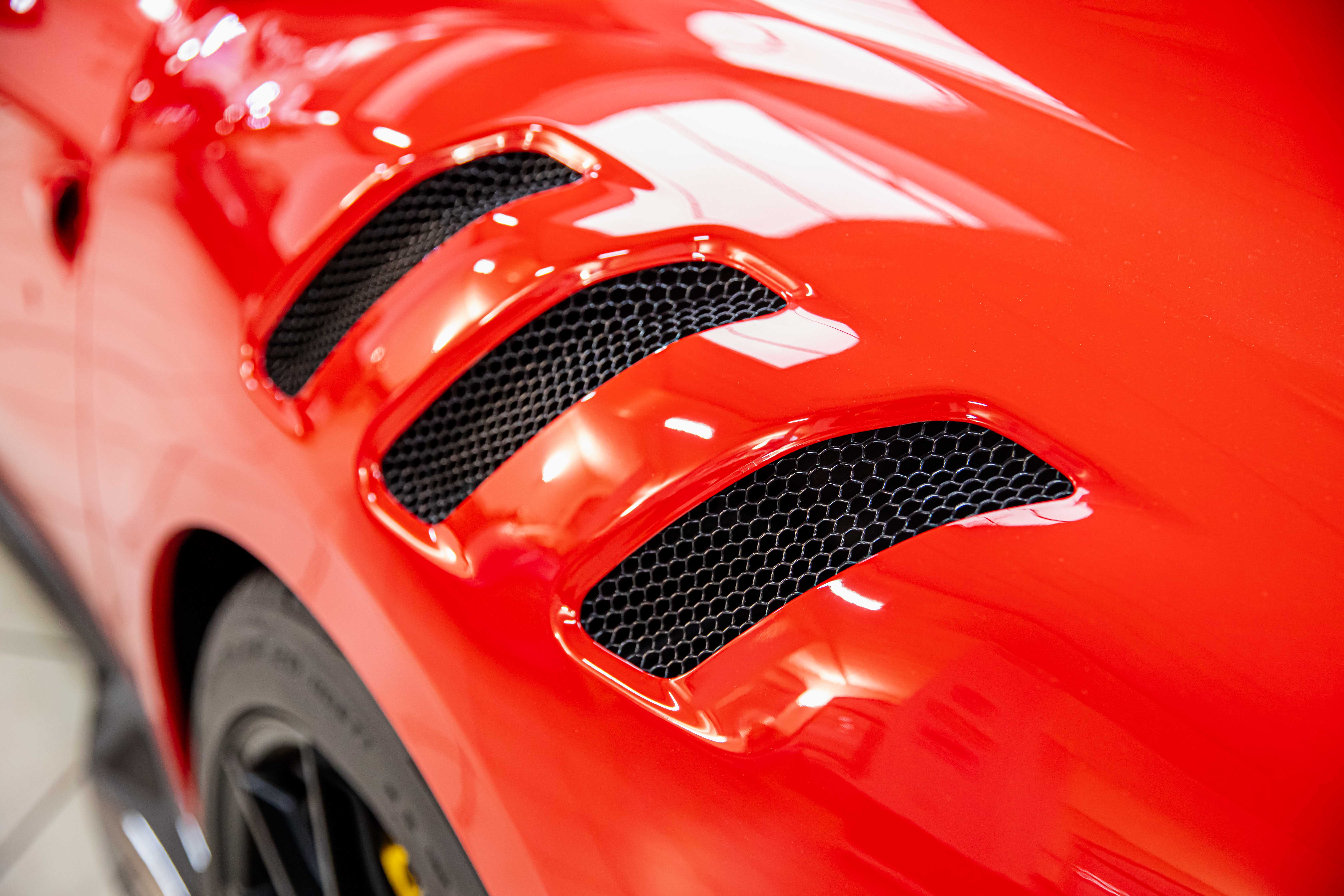 2015 Ferrari F12tdf proposée par un concessionnaire spécialisé à Milan, Italie, photo 16 sur 20