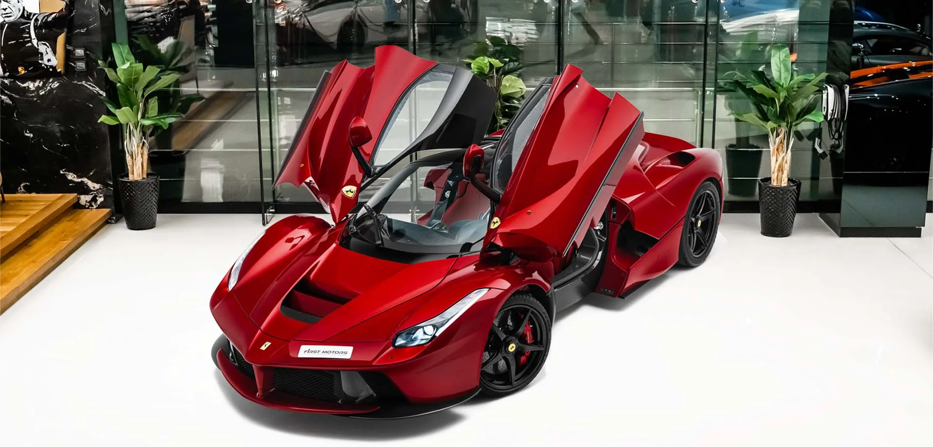 2015 Ferrari LaFerrari proposée par un concessionnaire spécialisé à Dubaï, Émirats arabes unis, photo principale