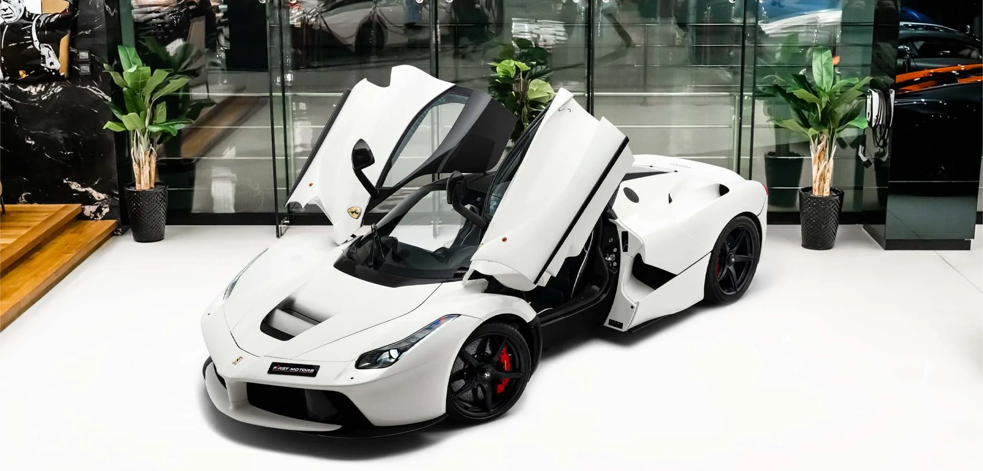 2015 Ferrari LaFerrari, automobile intera di tre quarti anteriore presso F1rst Motors a Dubai