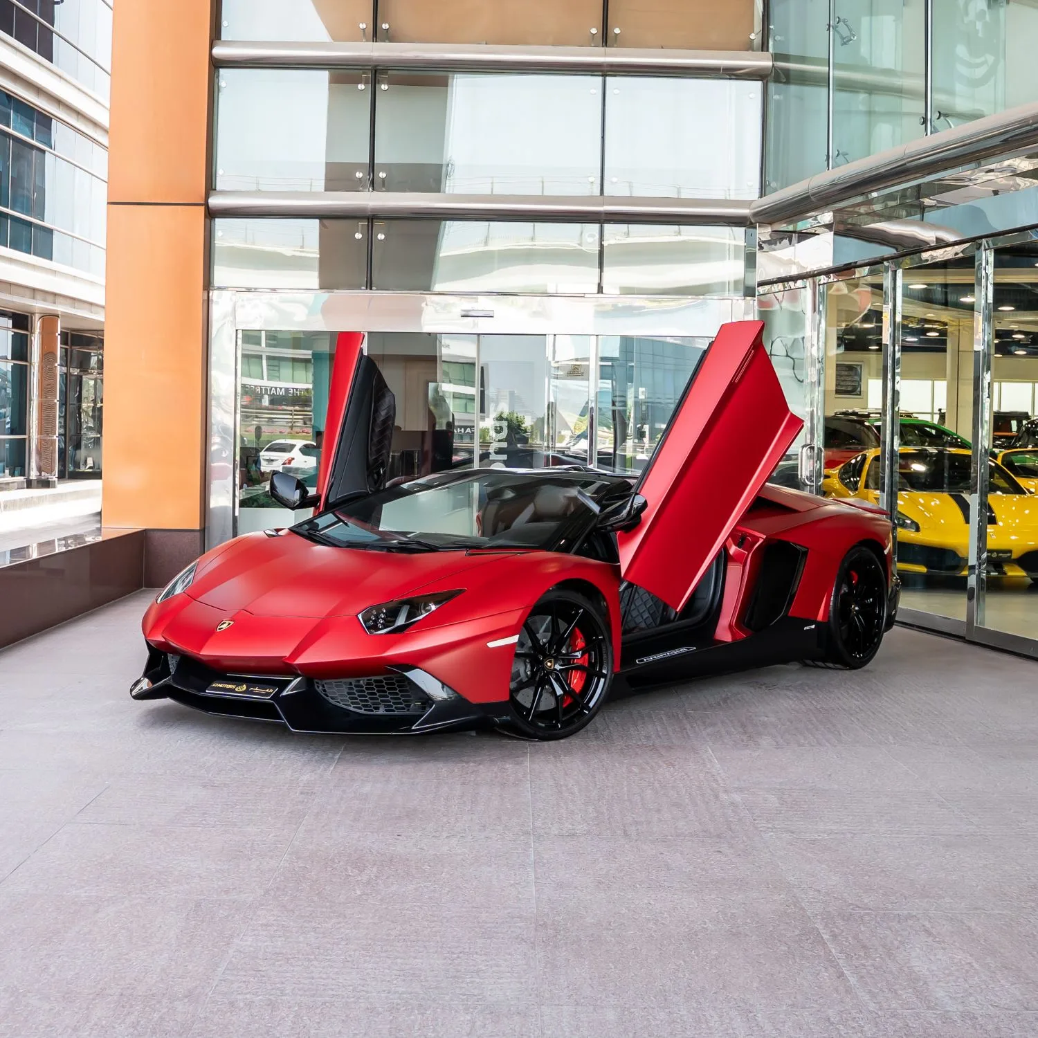 2015 Lamborghini Aventador Roadster proposée par un concessionnaire spécialisé à Dubai, Émirats arabes unis, photo principale