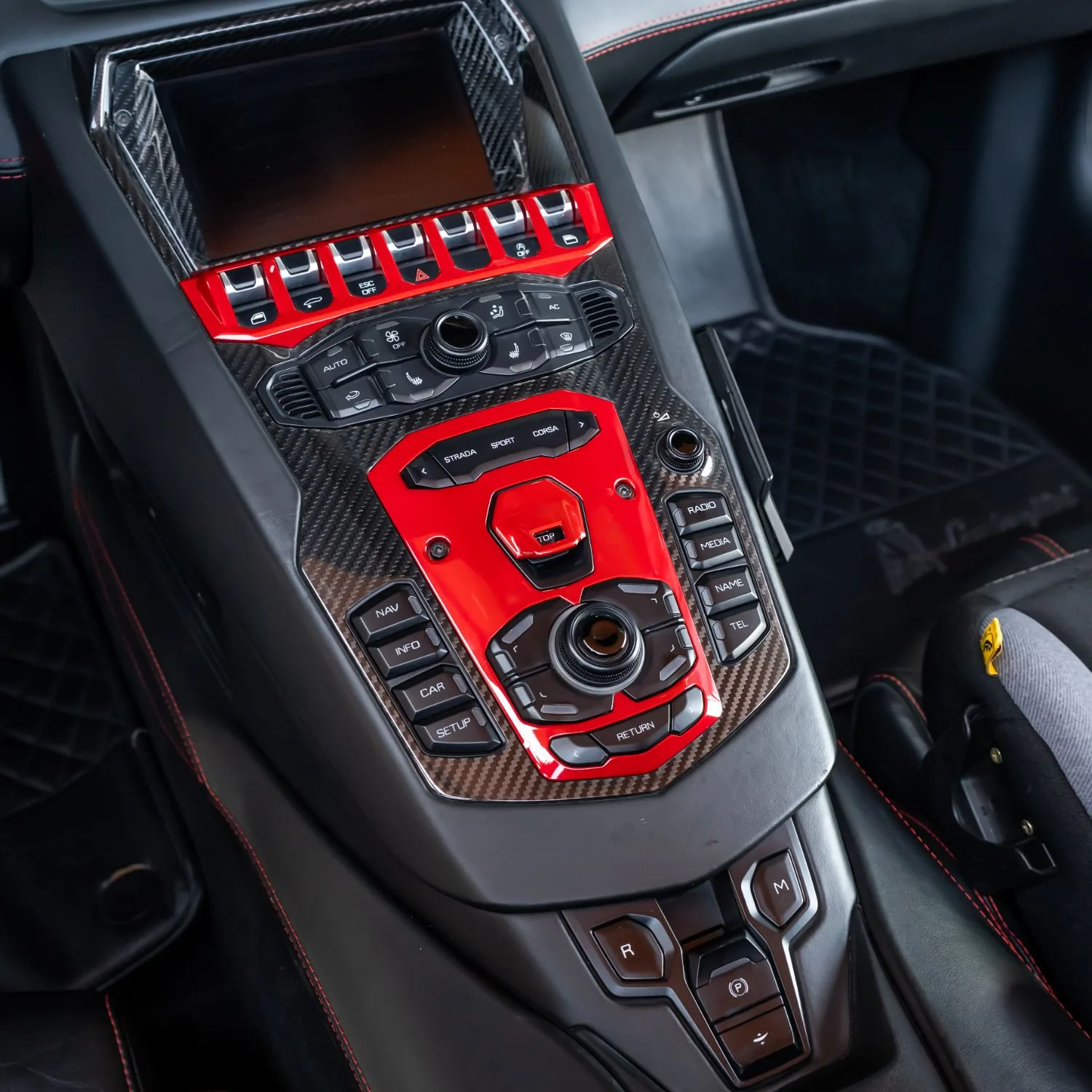 2015 Lamborghini Aventador Roadster proposée par un concessionnaire spécialisé à Dubai, Émirats arabes unis, photo 6 sur 12