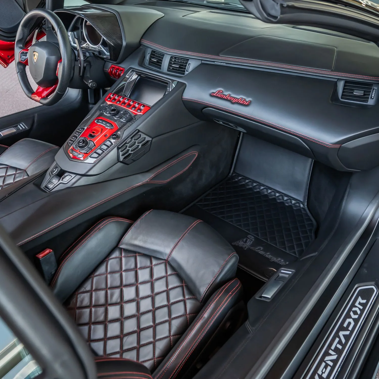 2015 Lamborghini Aventador Roadster proposée par un concessionnaire spécialisé à Dubai, Émirats arabes unis, photo 7 sur 12