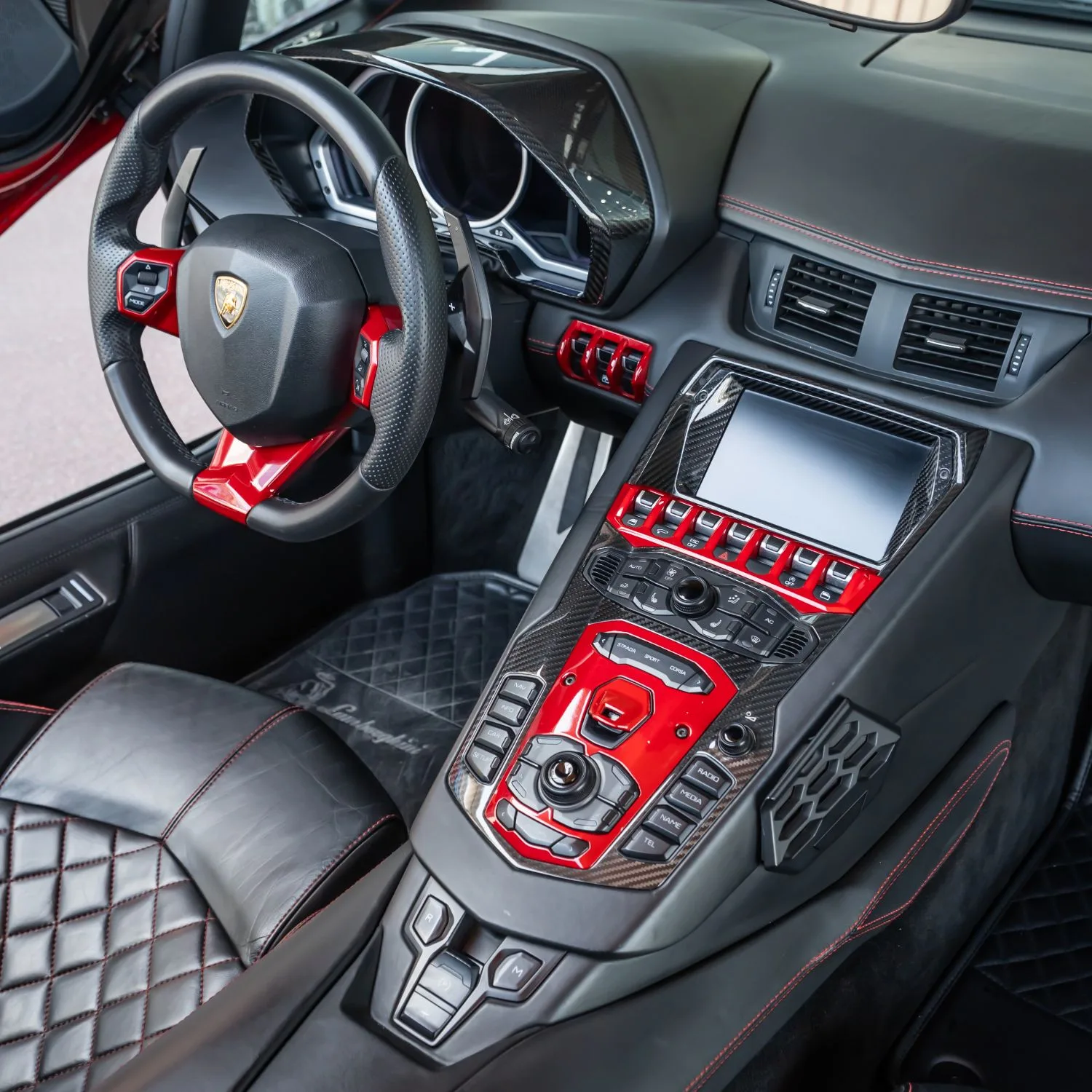 2015 Lamborghini Aventador Roadster proposée par un concessionnaire spécialisé à Dubai, Émirats arabes unis, photo 10 sur 12