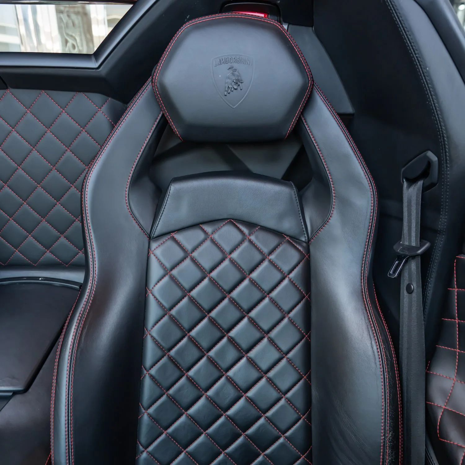 2015 Lamborghini Aventador Roadster proposée par un concessionnaire spécialisé à Dubai, Émirats arabes unis, photo 11 sur 12