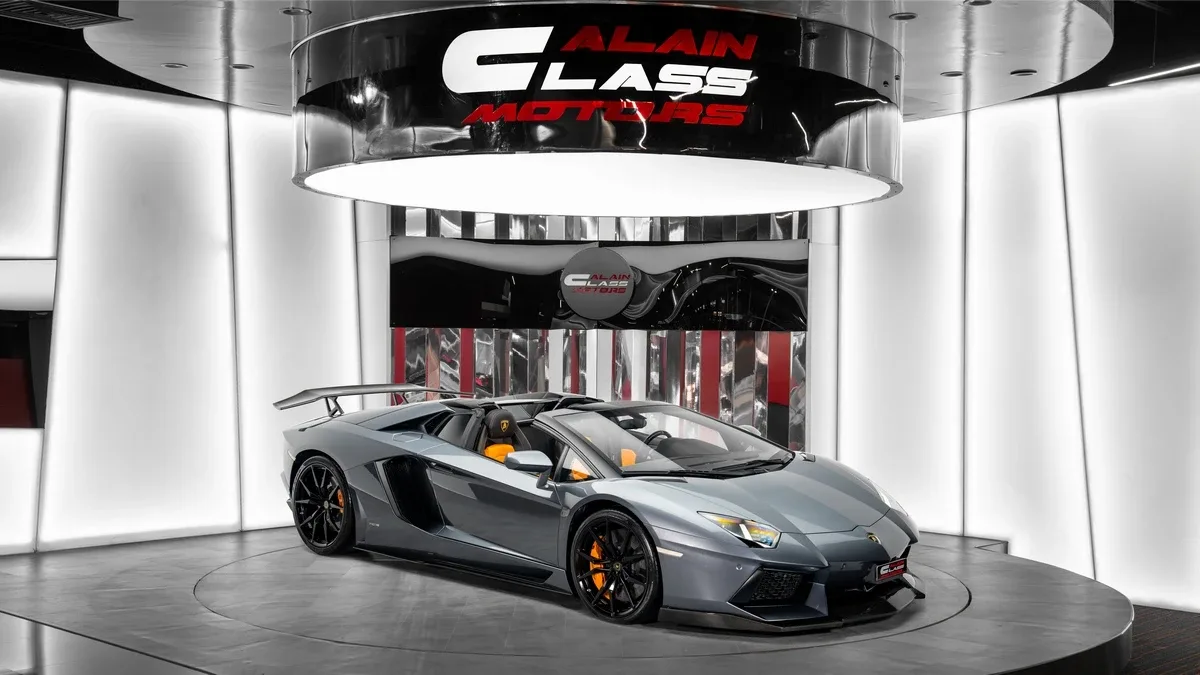 2015 Lamborghini Aventador Roadster proposée par un concessionnaire spécialisé à Dubai, Émirats arabes unis, photo principale