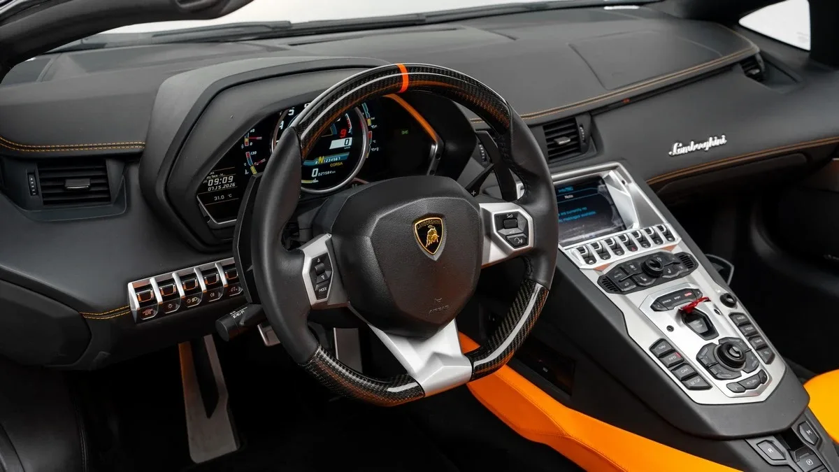 2015 Lamborghini Aventador Roadster angeboten von einem Fachhändler in Dubai, Vereinigte Arabische Emirate, Foto 11 von 25