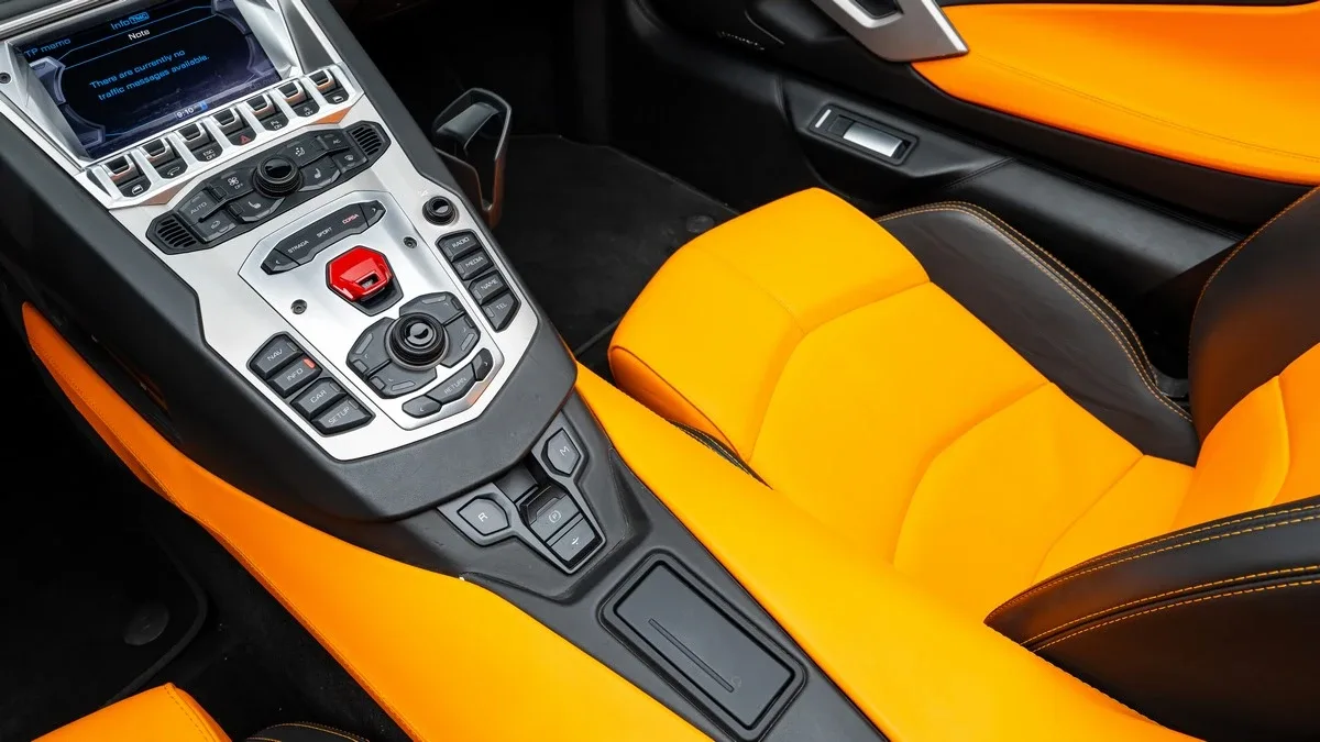 2015 Lamborghini Aventador Roadster angeboten von einem Fachhändler in Dubai, Vereinigte Arabische Emirate, Foto 12 von 25