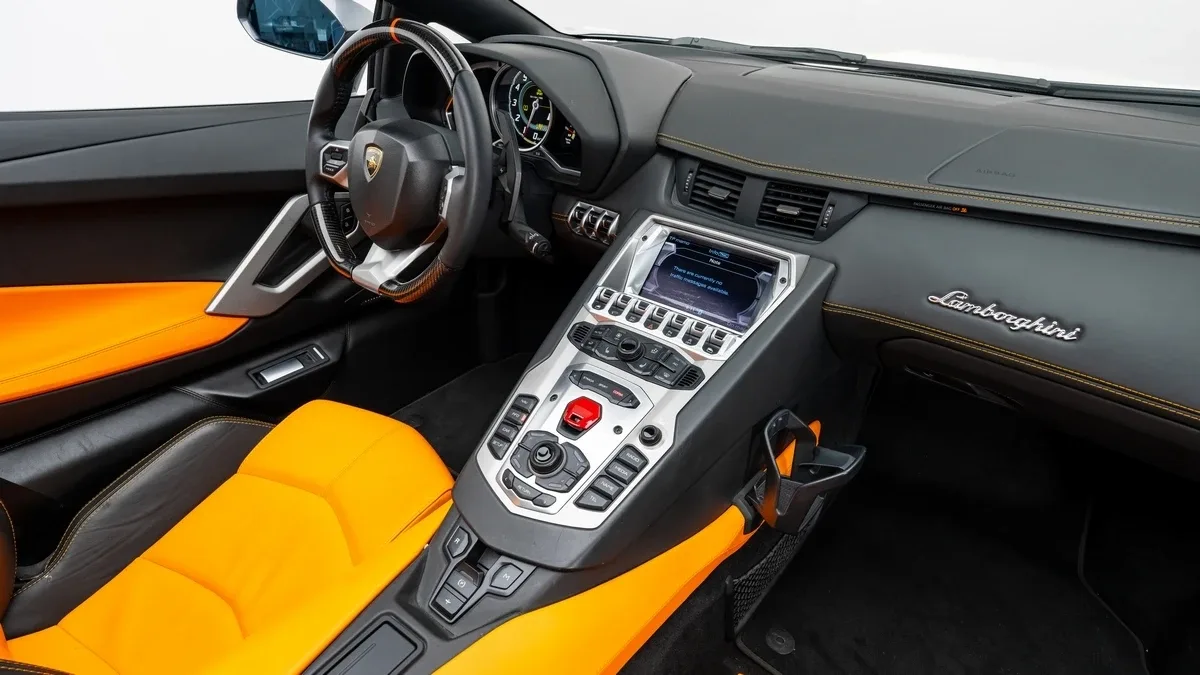 2015 Lamborghini Aventador Roadster angeboten von einem Fachhändler in Dubai, Vereinigte Arabische Emirate, Foto 13 von 25