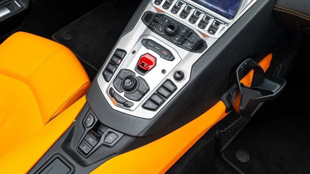 2015 Lamborghini Aventador Roadster angeboten von einem Fachhändler in Dubai, Vereinigte Arabische Emirate, Foto 14 von 25