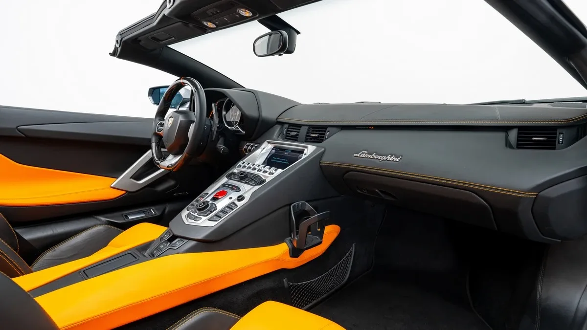2015 Lamborghini Aventador Roadster angeboten von einem Fachhändler in Dubai, Vereinigte Arabische Emirate, Foto 15 von 25