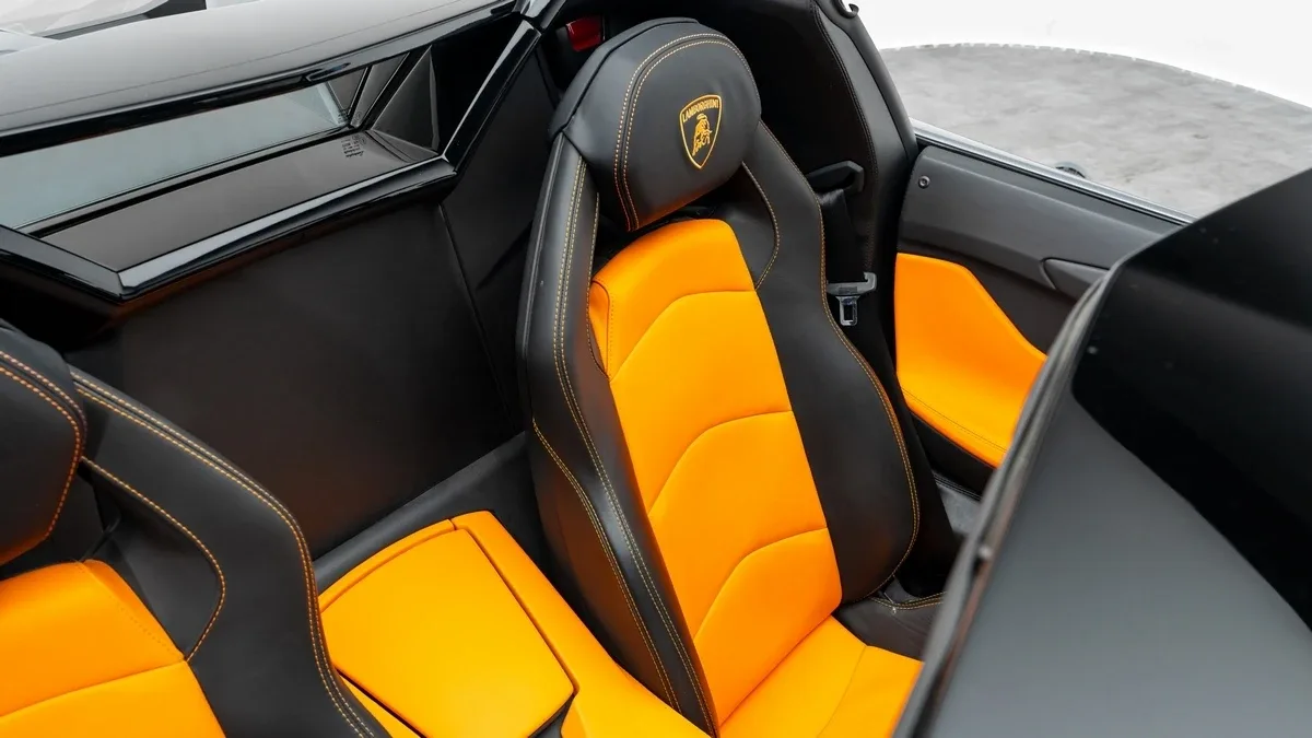 2015 Lamborghini Aventador Roadster angeboten von einem Fachhändler in Dubai, Vereinigte Arabische Emirate, Foto 18 von 25