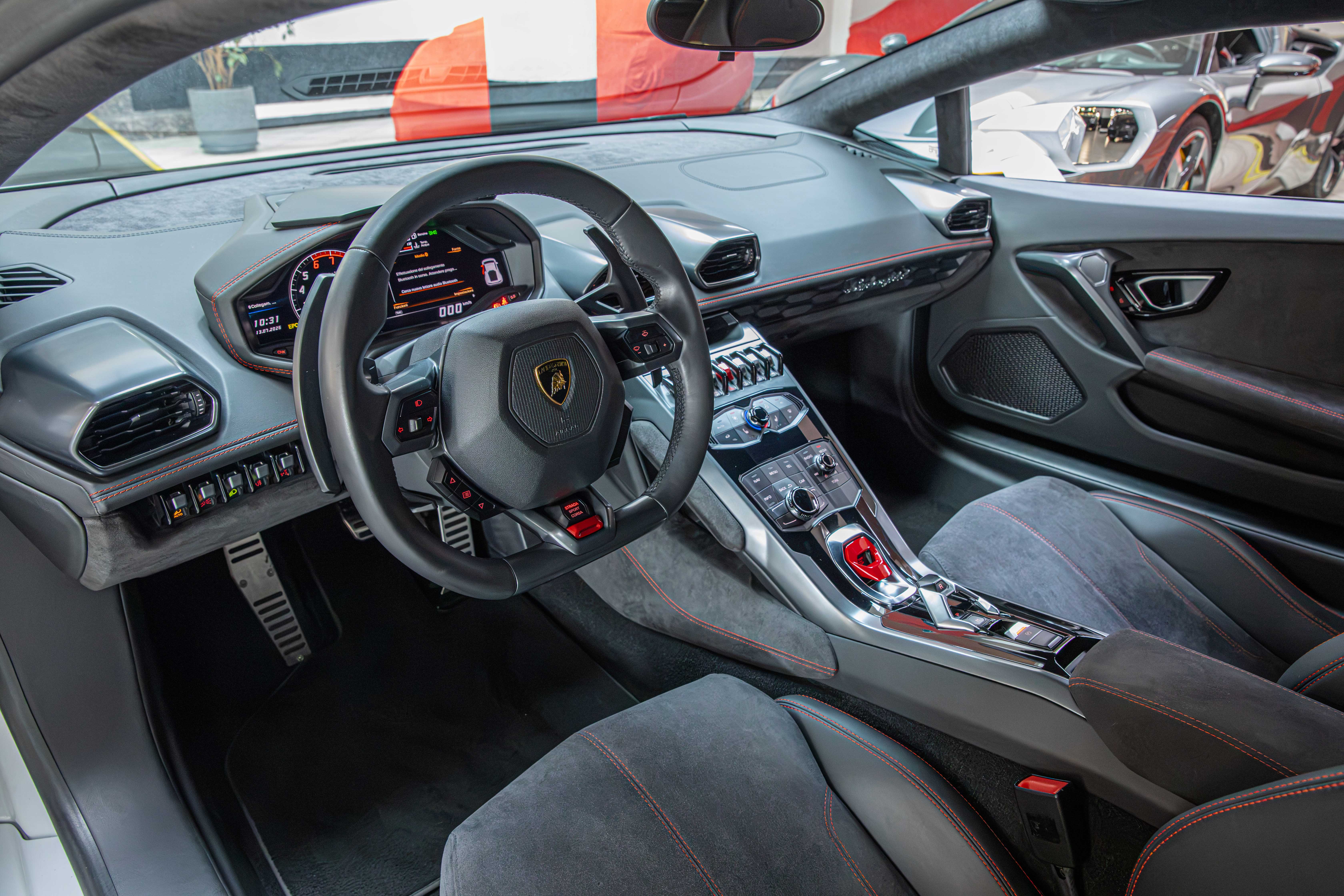 2015 Lamborghini Huracán LP 610-4 proposée par un concessionnaire spécialisé à Milan, Italie, photo 15 sur 20