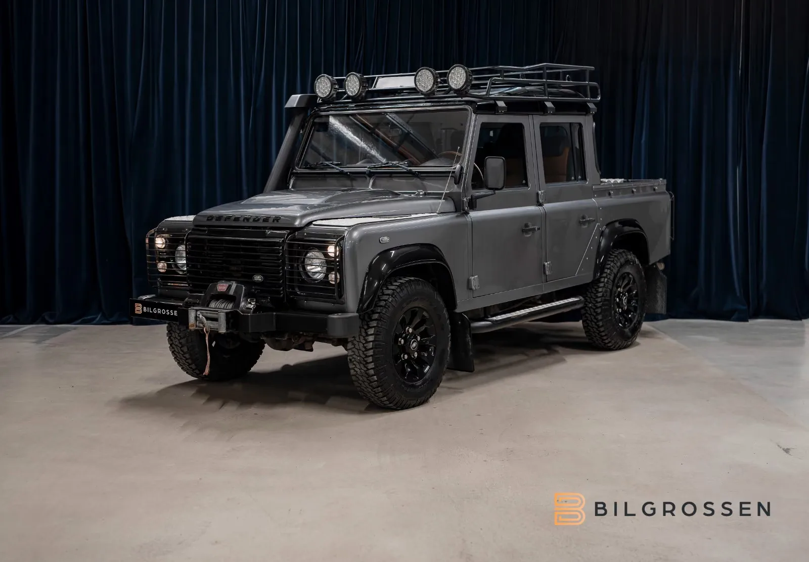 2015 Land Rover Defender 110 Classic Double Cab Pick Up proposée par un concessionnaire spécialisé à Täby, Suède, photo principale