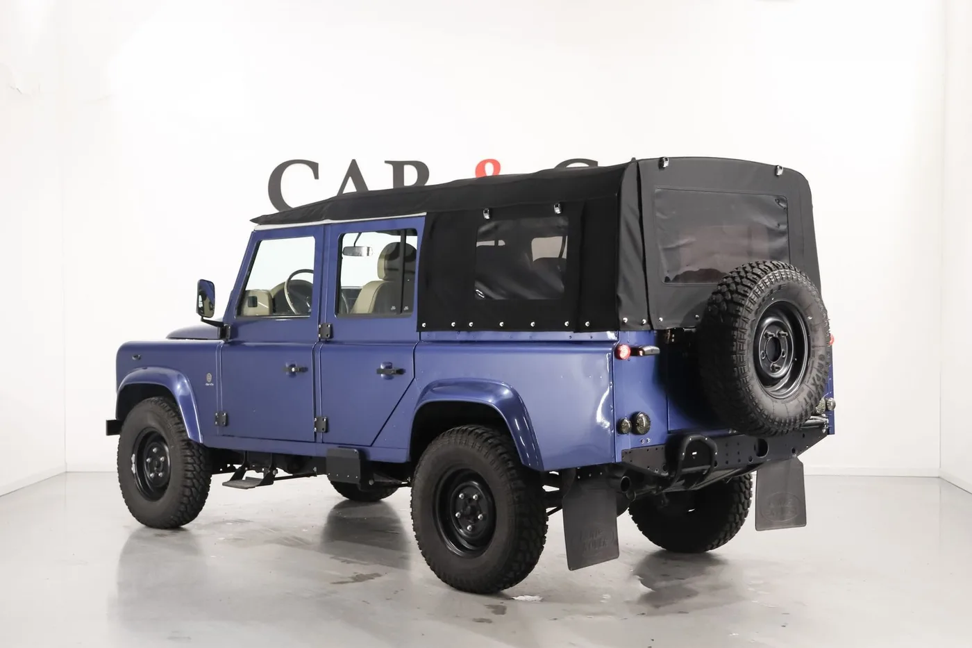 2015 Land Rover Defender 110 TD4 Station Wagon offered by a supercar dealer in Zibido San Giacomo, Italy, photo 2 of 25