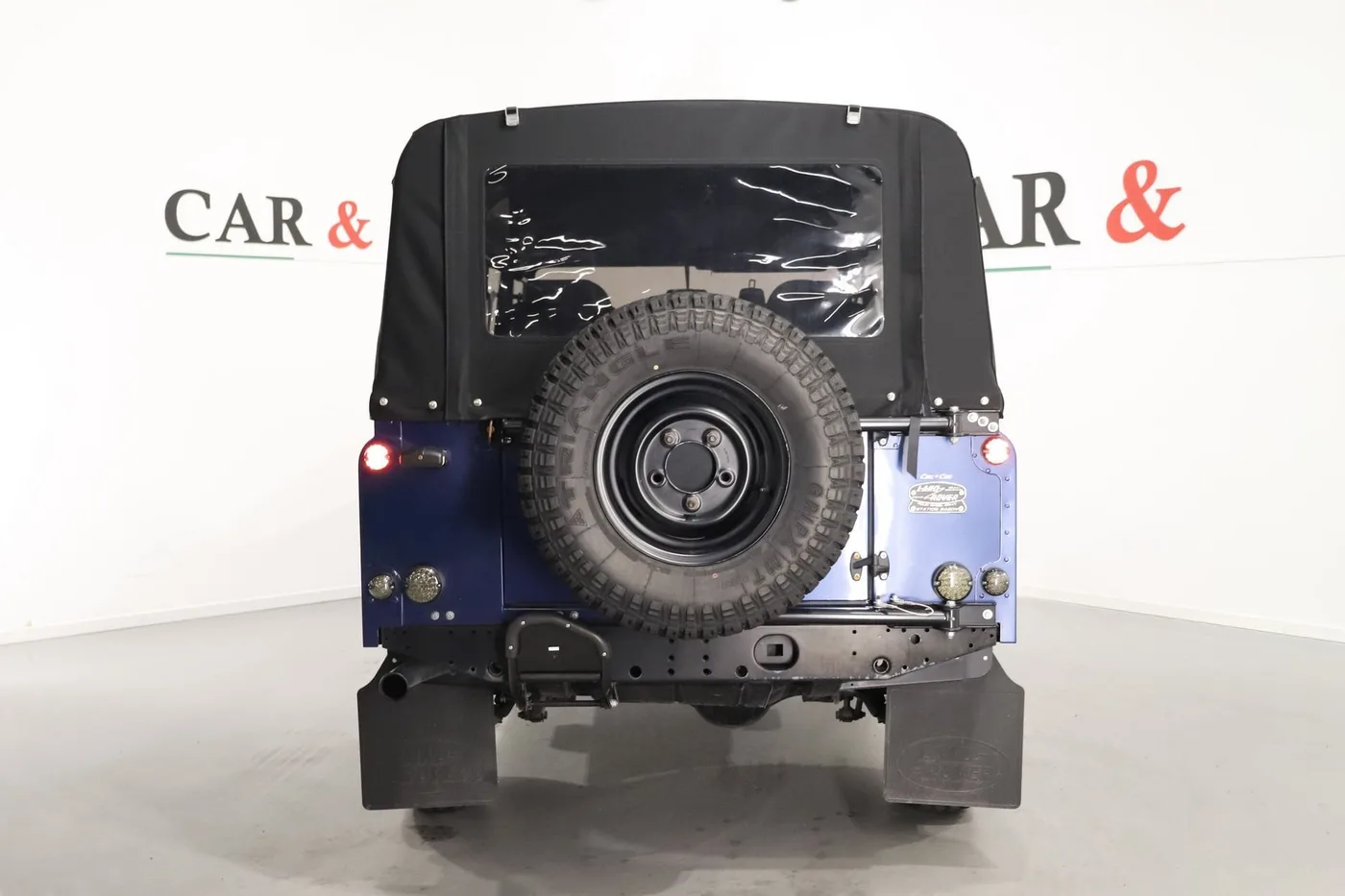 2015 Land Rover Defender 110 TD4 Station Wagon offered by a supercar dealer in Zibido San Giacomo, Italy, photo 4 of 25