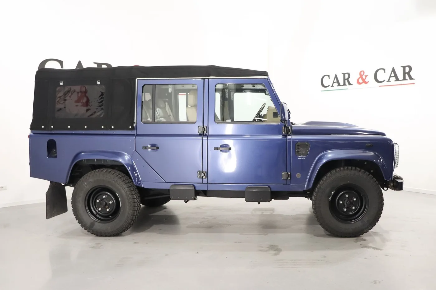 2015 Land Rover Defender 110 TD4 Station Wagon offered by a supercar dealer in Zibido San Giacomo, Italy, photo 5 of 25