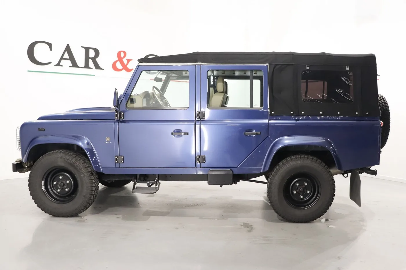 2015 Land Rover Defender 110 TD4 Station Wagon offered by a supercar dealer in Zibido San Giacomo, Italy, photo 6 of 25