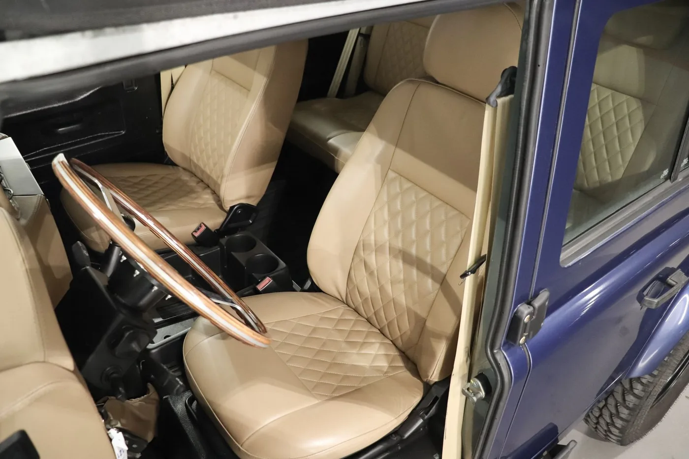 2015 Land Rover Defender 110 TD4 Station Wagon offered by a supercar dealer in Zibido San Giacomo, Italy, photo 9 of 25