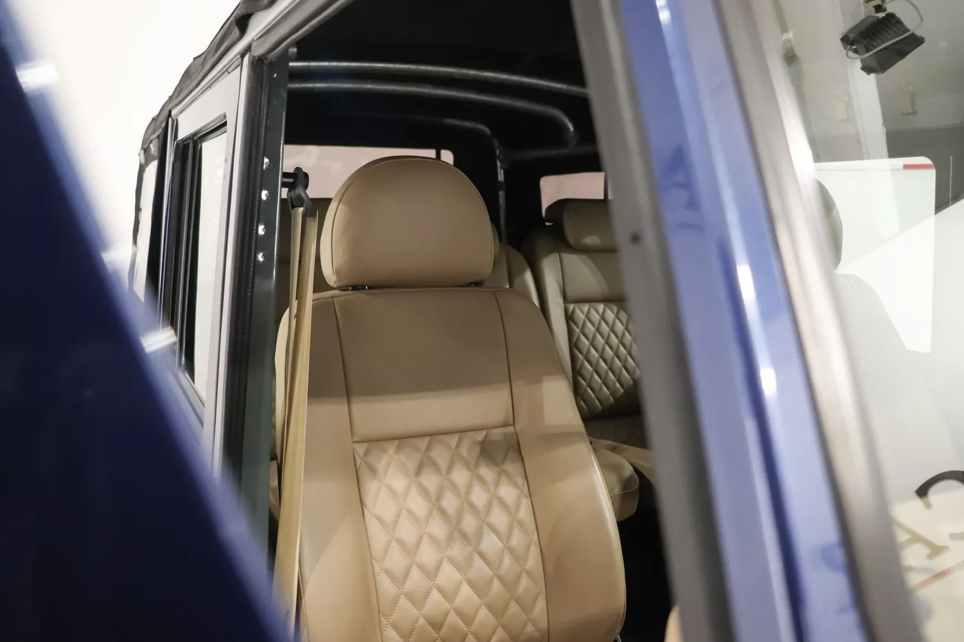 2015 Land Rover Defender 110 TD4 Station Wagon offered by a supercar dealer in Zibido San Giacomo, Italy, photo 10 of 25