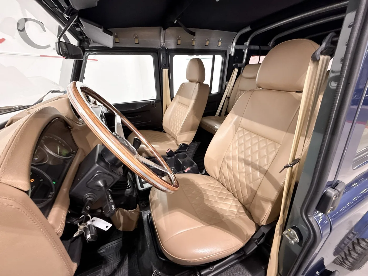 2015 Land Rover Defender 110 TD4 Station Wagon offered by a supercar dealer in Zibido San Giacomo, Italy, photo 11 of 25