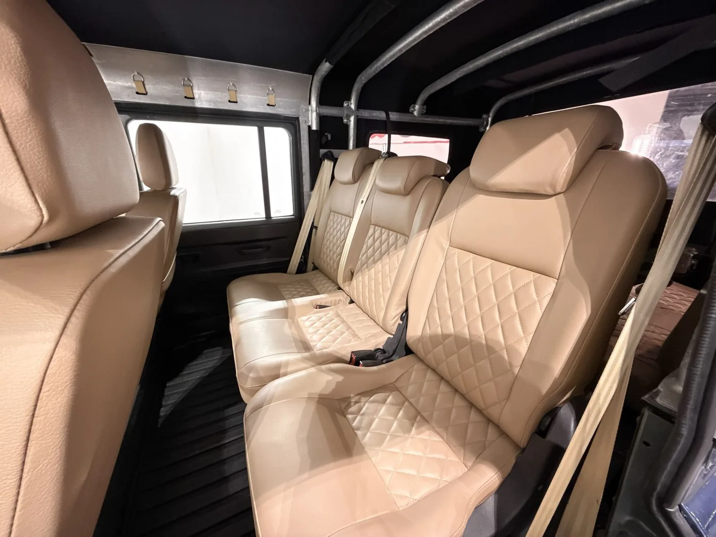 2015 Land Rover Defender 110 TD4 Station Wagon offered by a supercar dealer in Zibido San Giacomo, Italy, photo 12 of 25