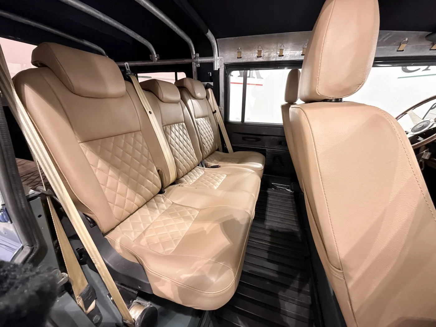 2015 Land Rover Defender 110 TD4 Station Wagon offered by a supercar dealer in Zibido San Giacomo, Italy, photo 13 of 25