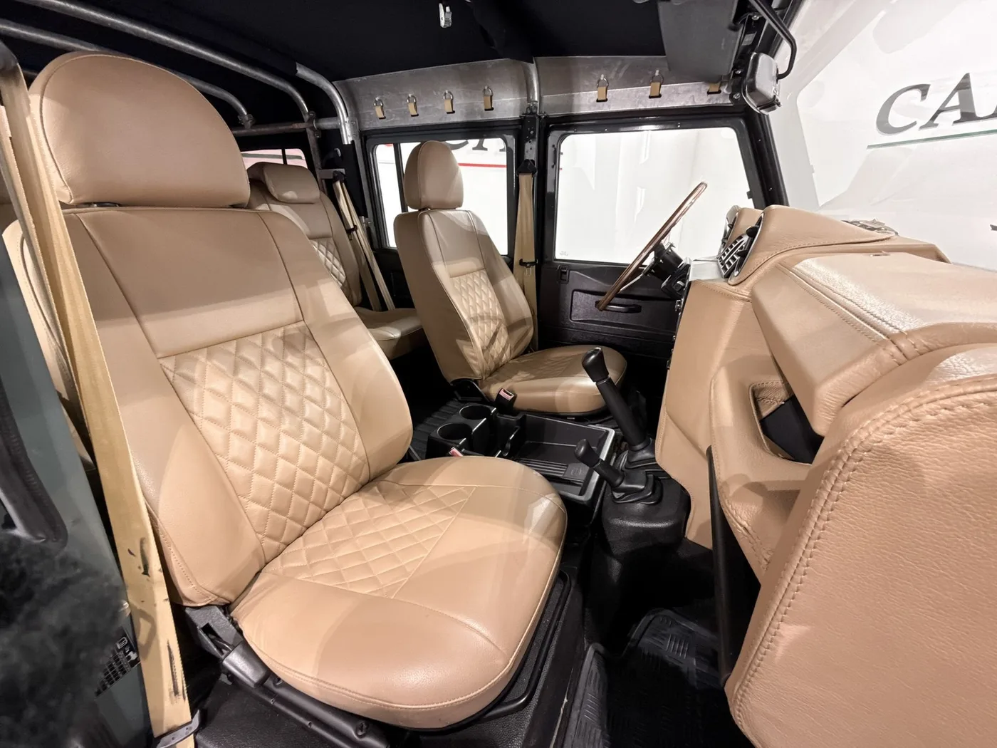 2015 Land Rover Defender 110 TD4 Station Wagon offered by a supercar dealer in Zibido San Giacomo, Italy, photo 14 of 25