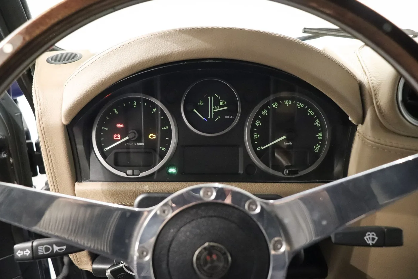 2015 Land Rover Defender 110 TD4 Station Wagon offered by a supercar dealer in Zibido San Giacomo, Italy, photo 17 of 25