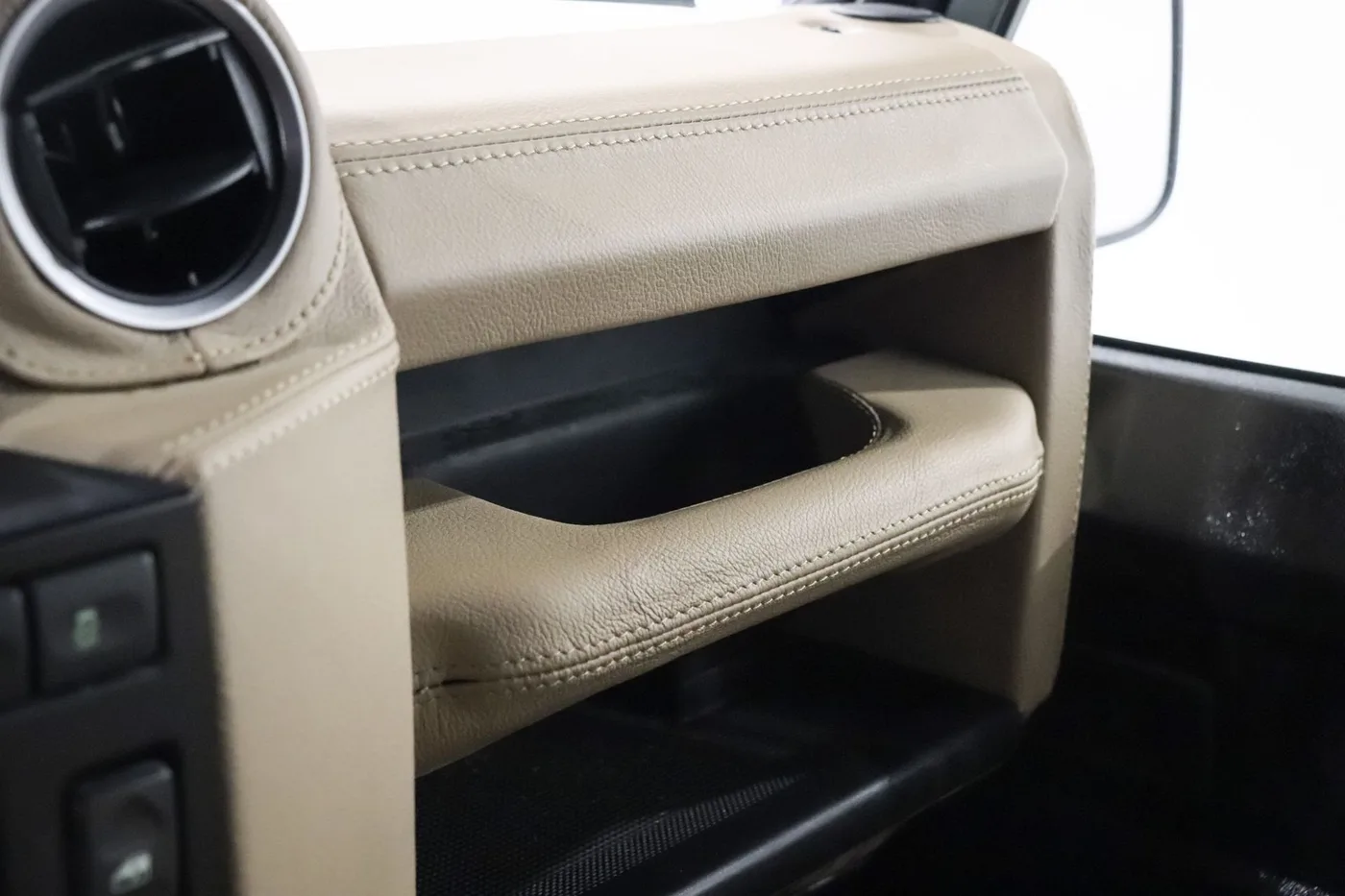 2015 Land Rover Defender 110 TD4 Station Wagon offered by a supercar dealer in Zibido San Giacomo, Italy, photo 18 of 25