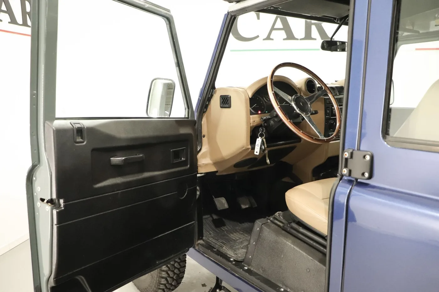 2015 Land Rover Defender 110 TD4 Station Wagon offered by a supercar dealer in Zibido San Giacomo, Italy, photo 19 of 25