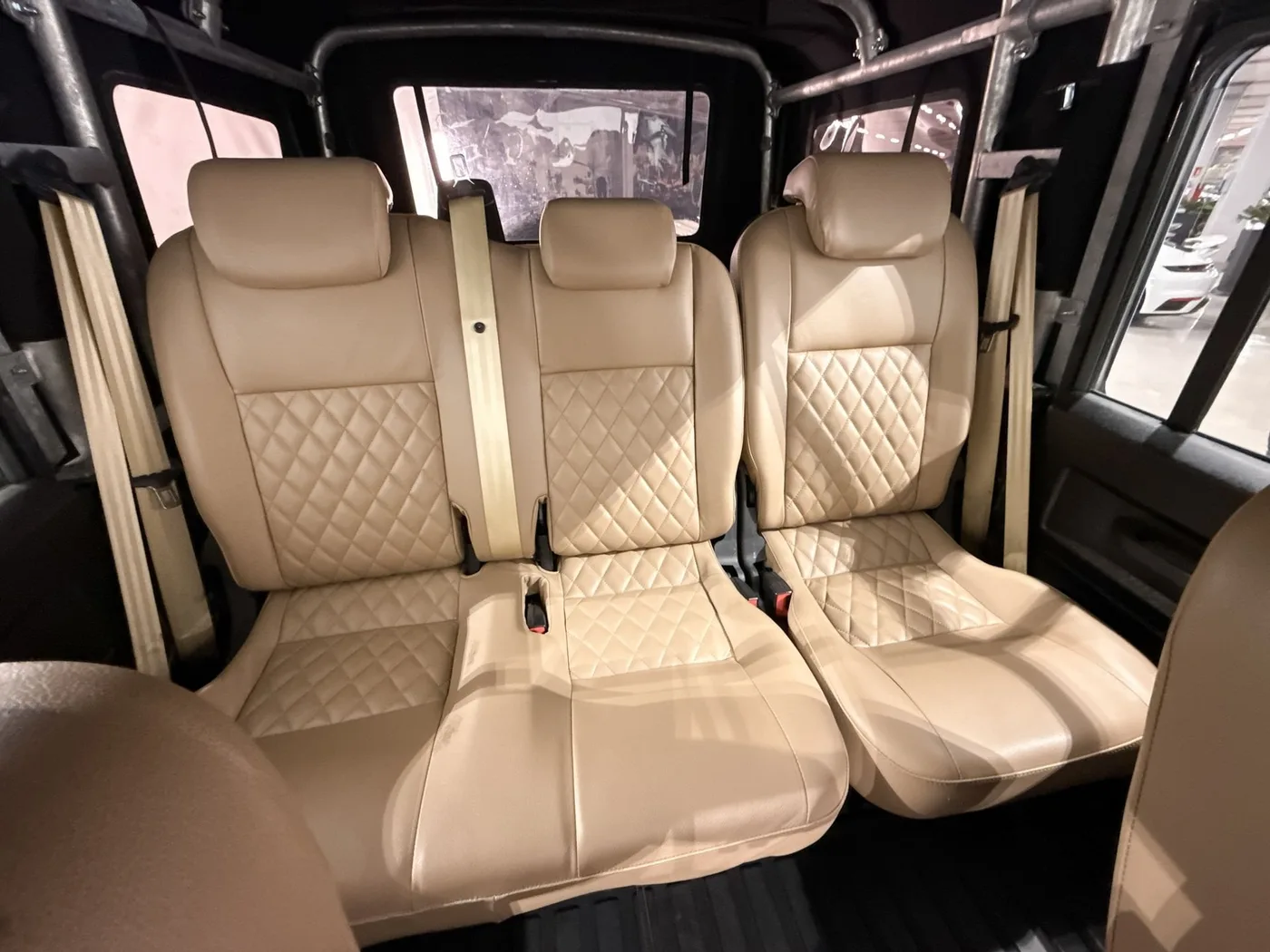 2015 Land Rover Defender 110 TD4 Station Wagon offered by a supercar dealer in Zibido San Giacomo, Italy, photo 20 of 25