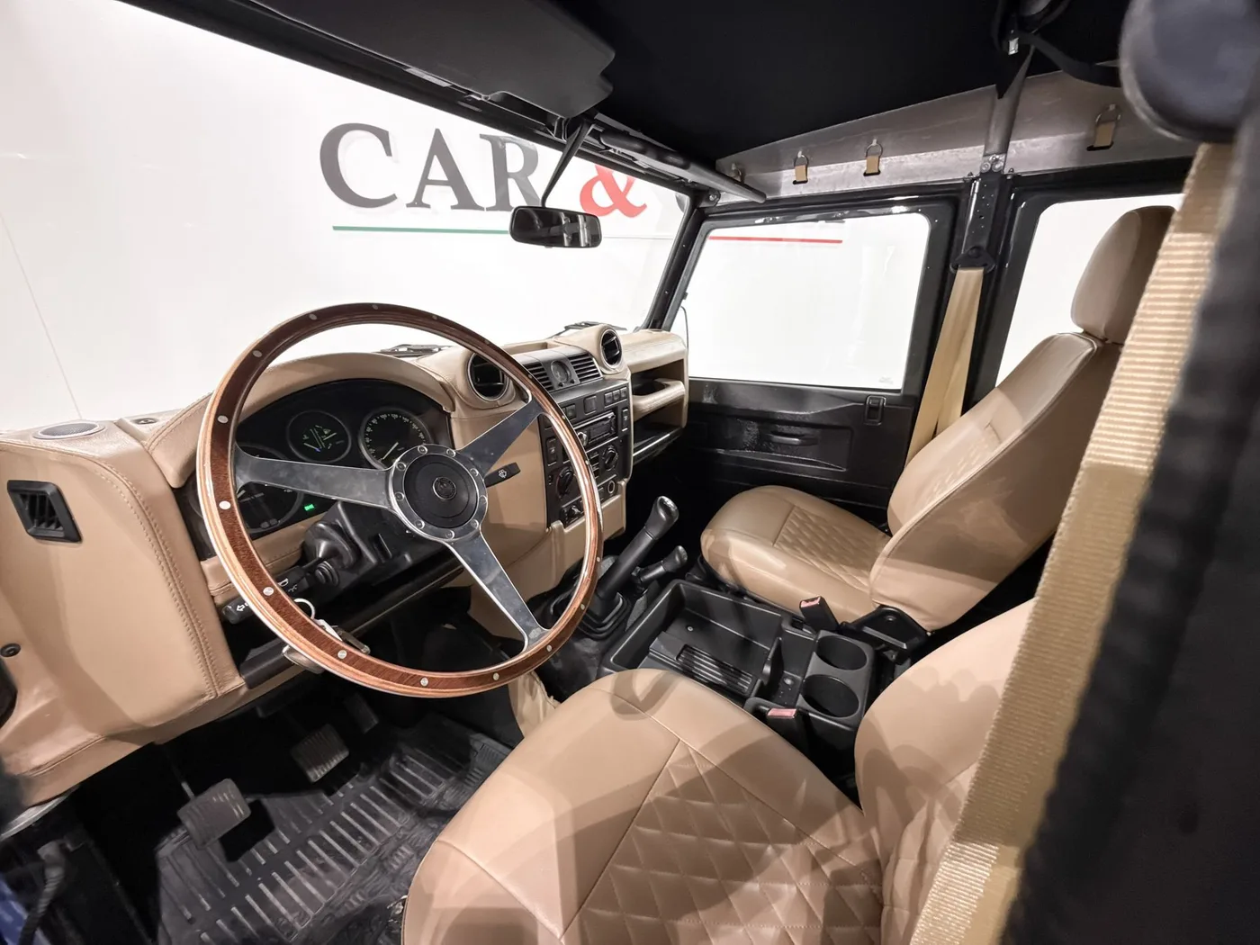 2015 Land Rover Defender 110 TD4 Station Wagon offered by a supercar dealer in Zibido San Giacomo, Italy, photo 23 of 25