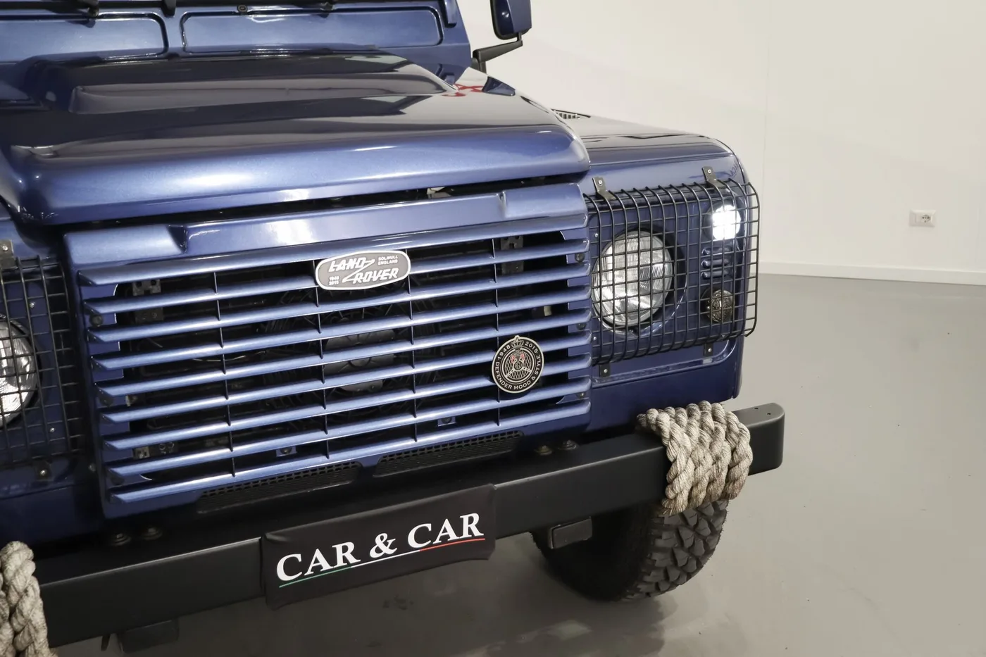 2015 Land Rover Defender 110 TD4 Station Wagon offered by a supercar dealer in Zibido San Giacomo, Italy, photo 24 of 25