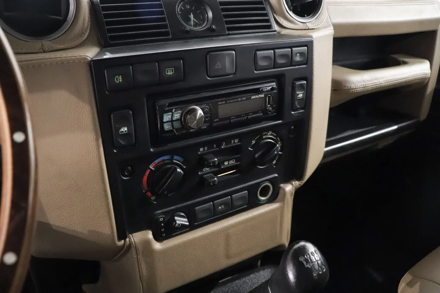 2015 Land Rover Defender 110 TD4 Station Wagon offered by a supercar dealer in Zibido San Giacomo, Italy, photo 25 of 25
