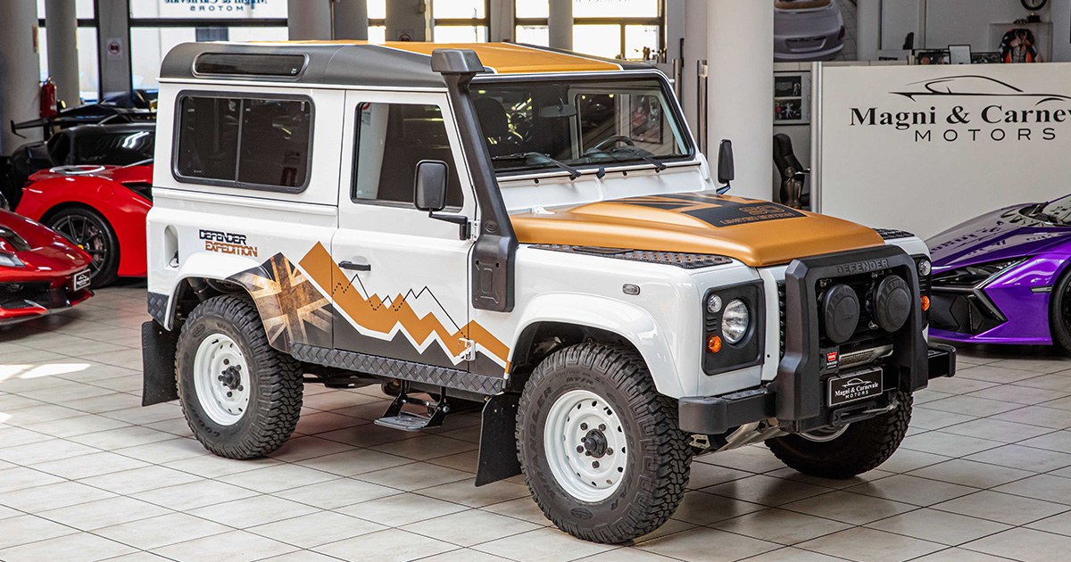 2015 Land Rover Defender 90 proposée par un concessionnaire spécialisé à Milan, Italie, photo principale