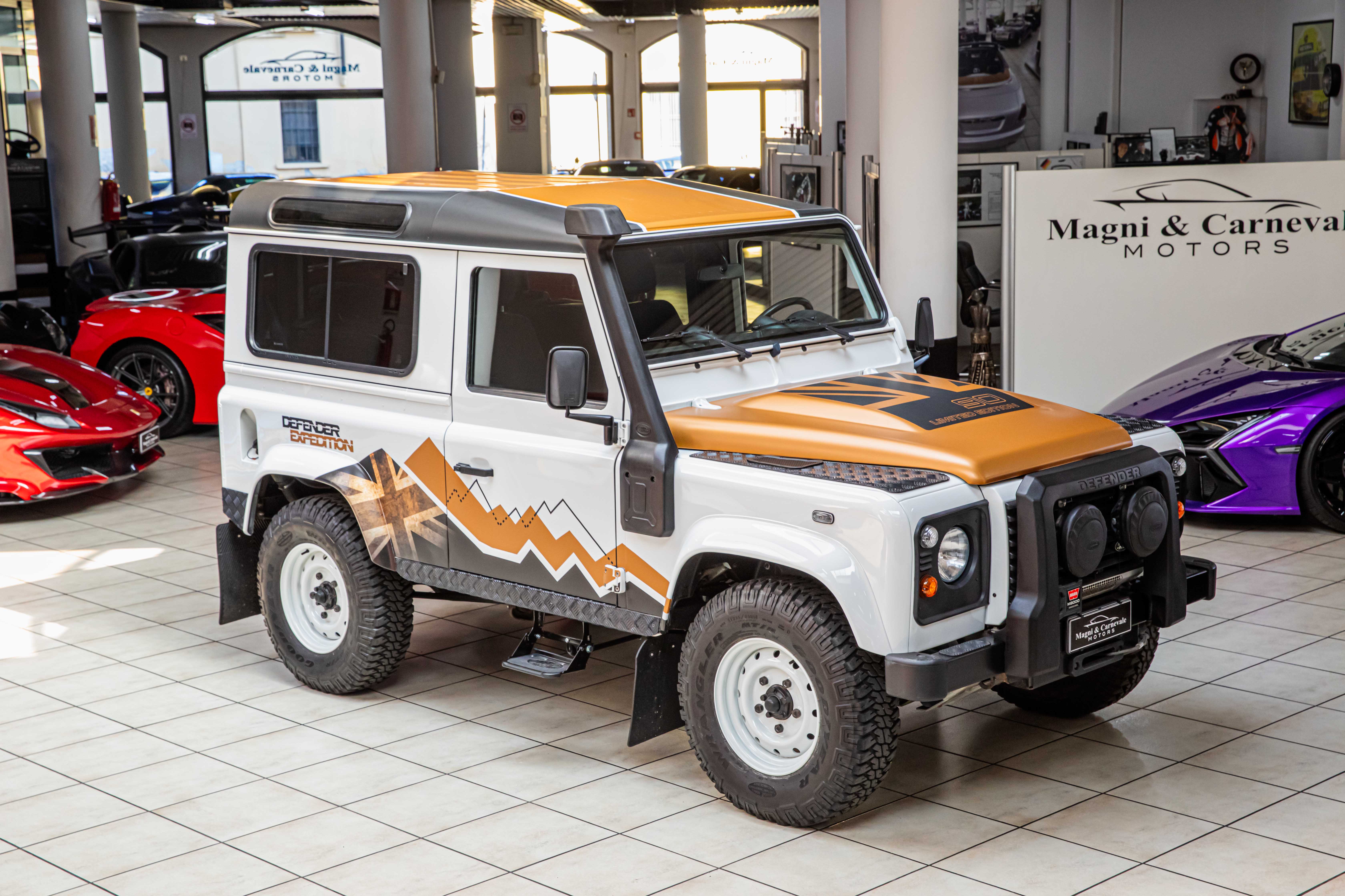 2015 Land Rover Defender 90 angeboten von einem Fachhändler in Milan, Italien, Foto 2 von 20