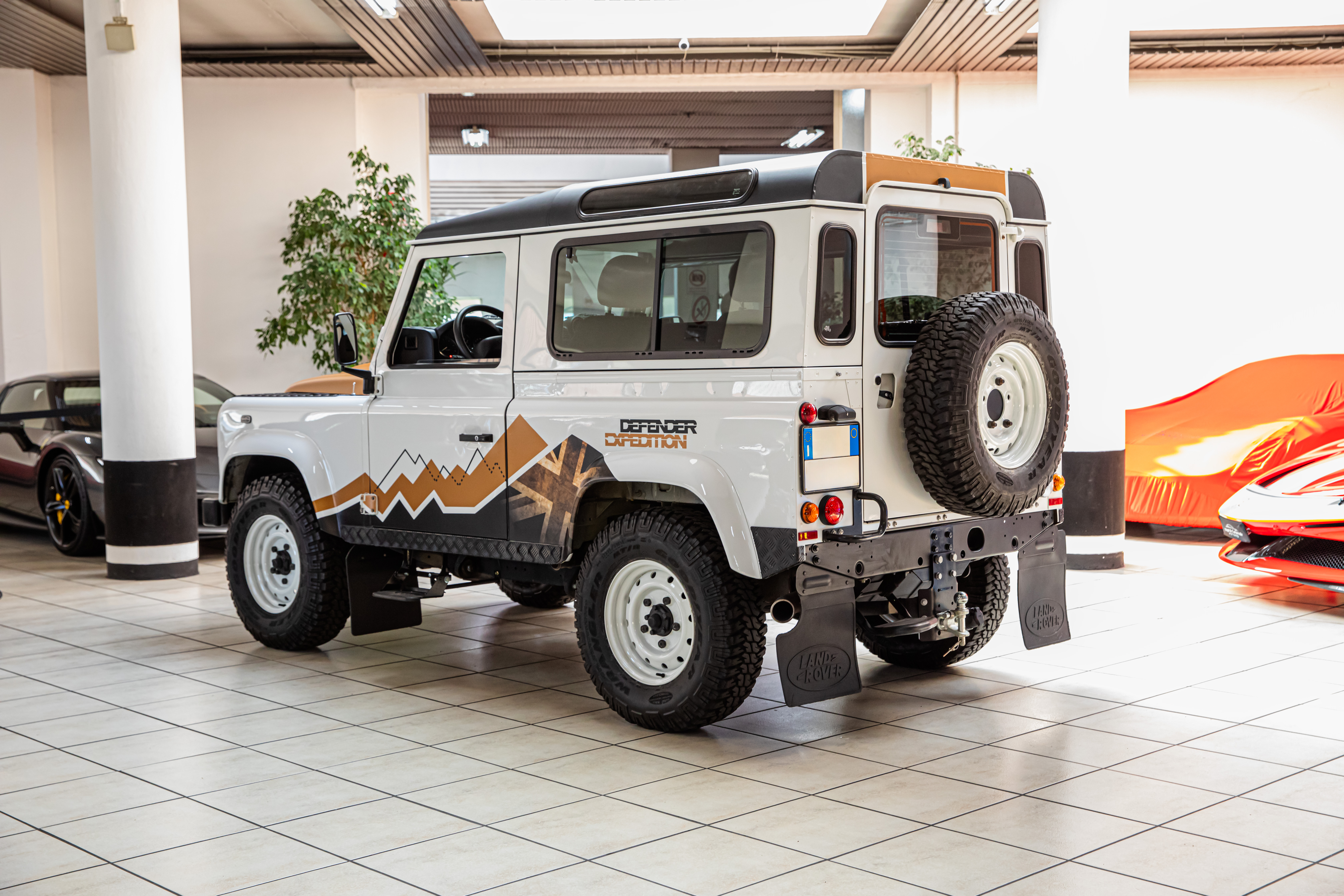 2015 Land Rover Defender 90 angeboten von einem Fachhändler in Milan, Italien, Foto 7 von 20