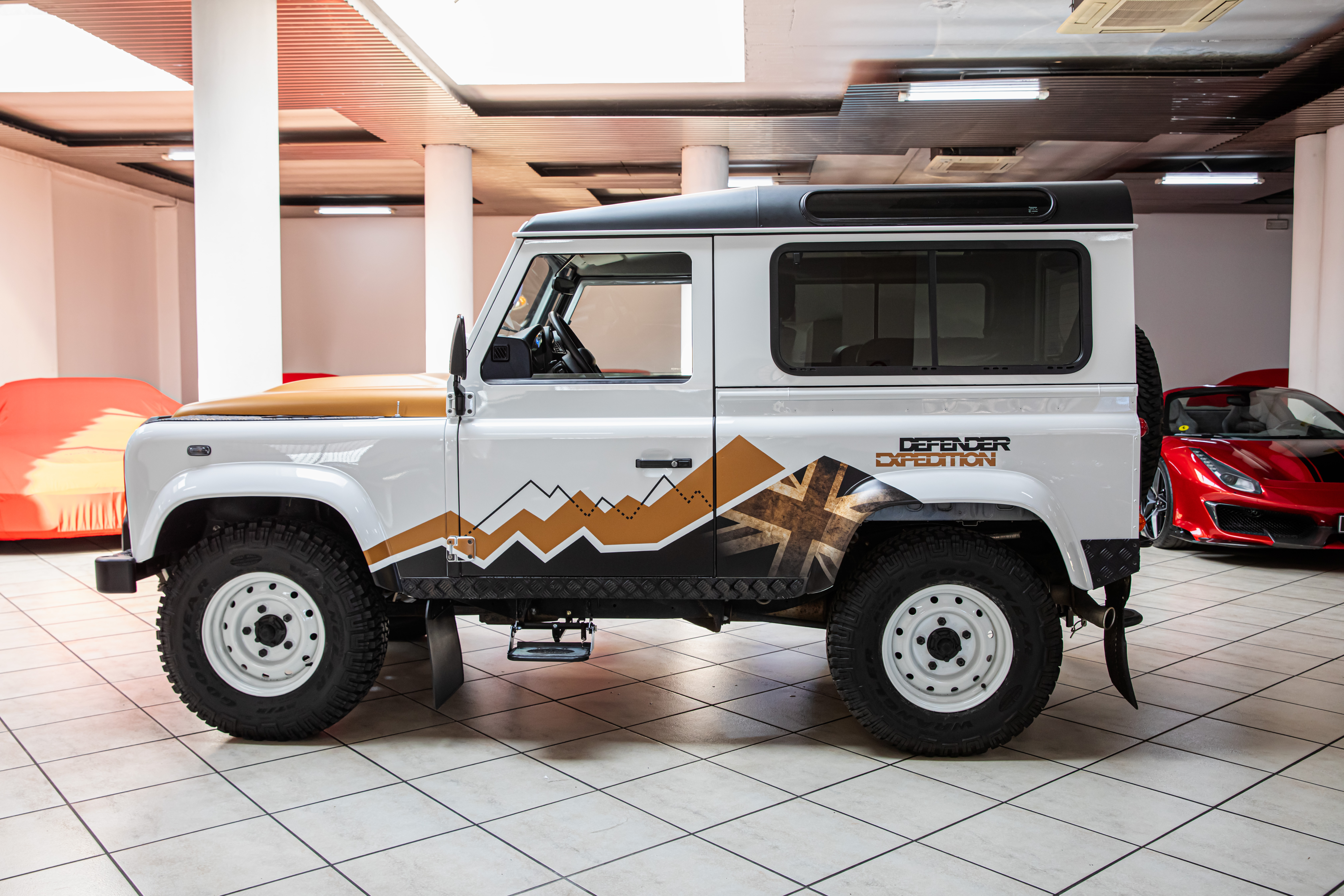 2015 Land Rover Defender 90 angeboten von einem Fachhändler in Milan, Italien, Foto 10 von 20
