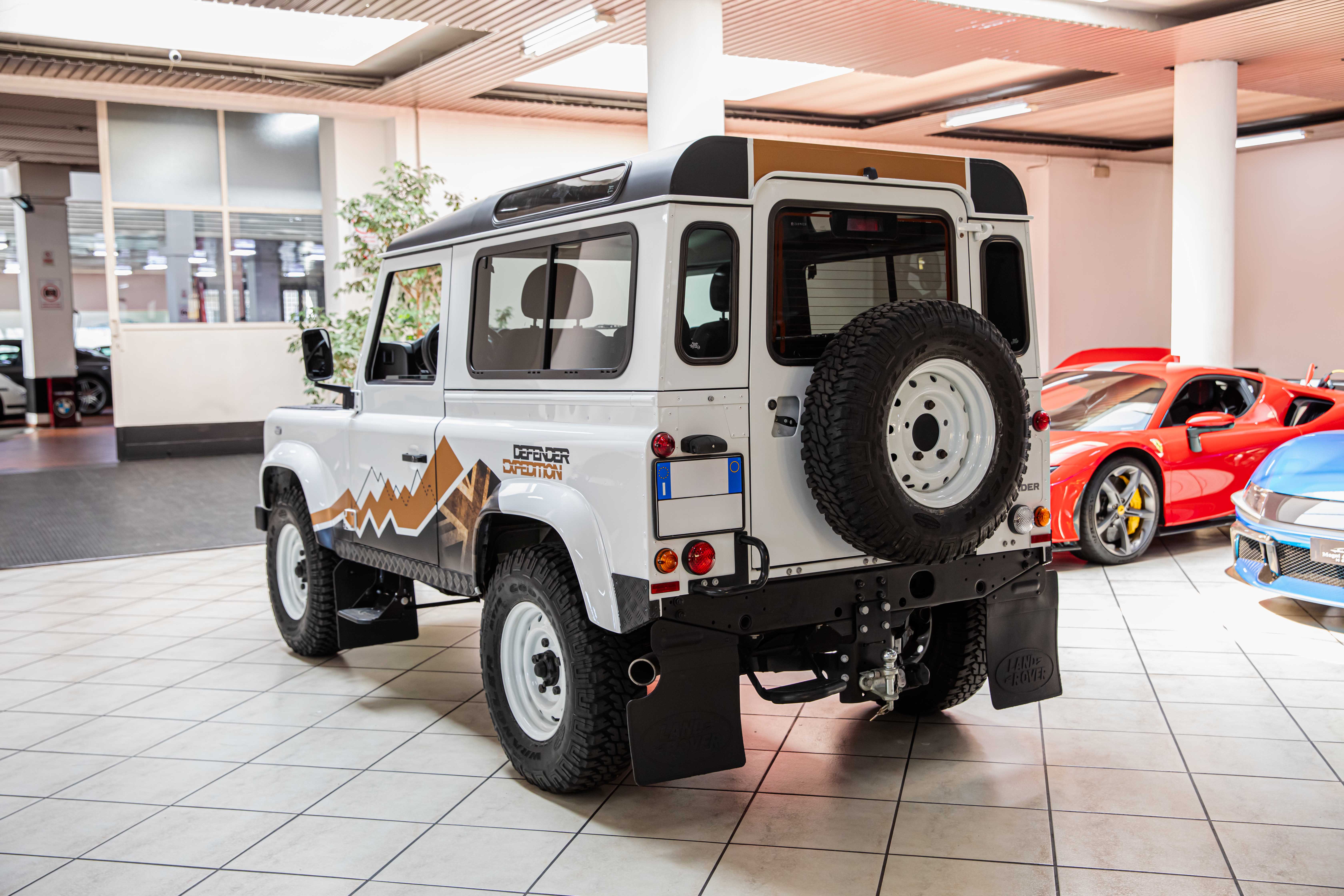 2015 Land Rover Defender 90 angeboten von einem Fachhändler in Milan, Italien, Foto 11 von 20