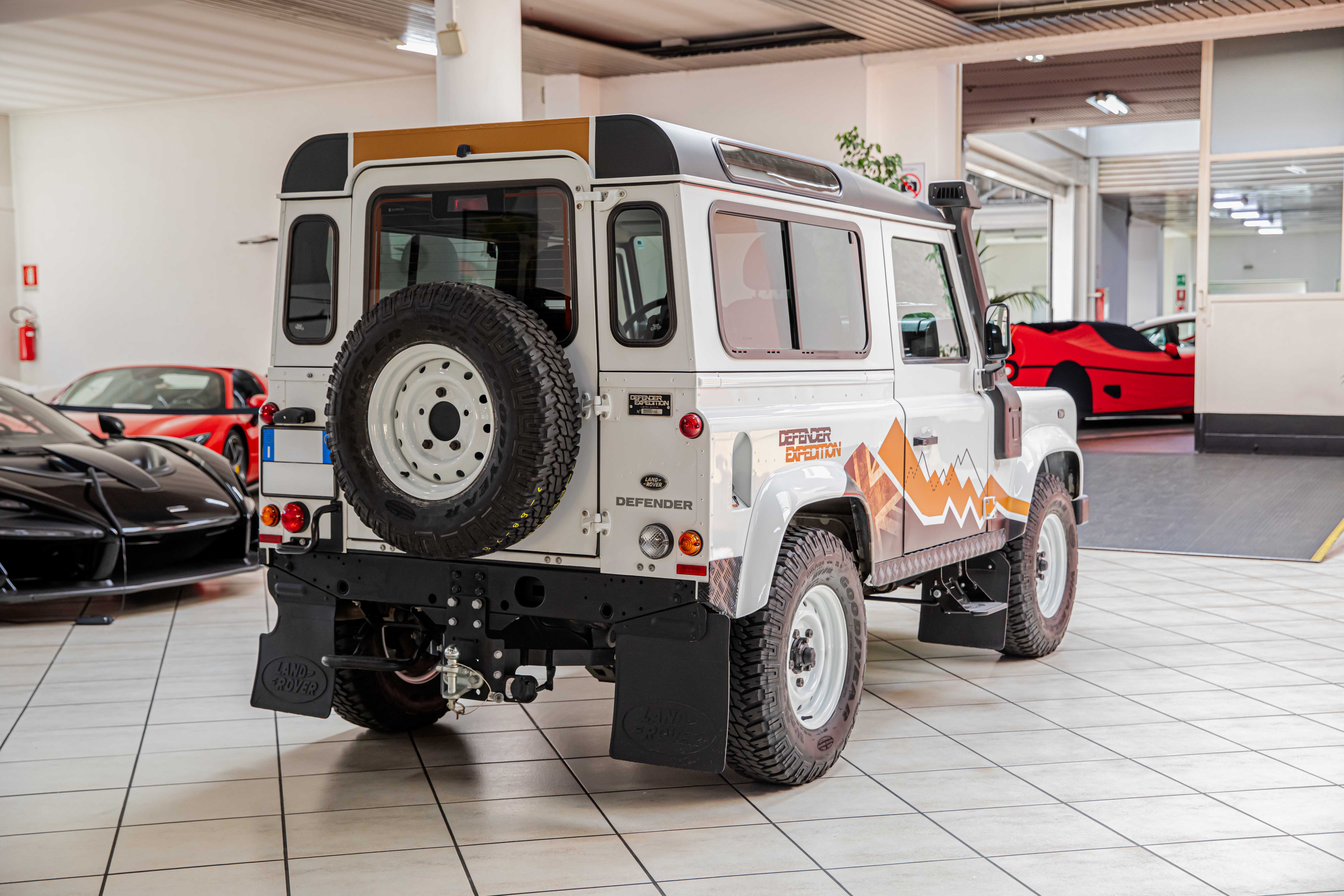 2015 Land Rover Defender 90 angeboten von einem Fachhändler in Milan, Italien, Foto 13 von 20