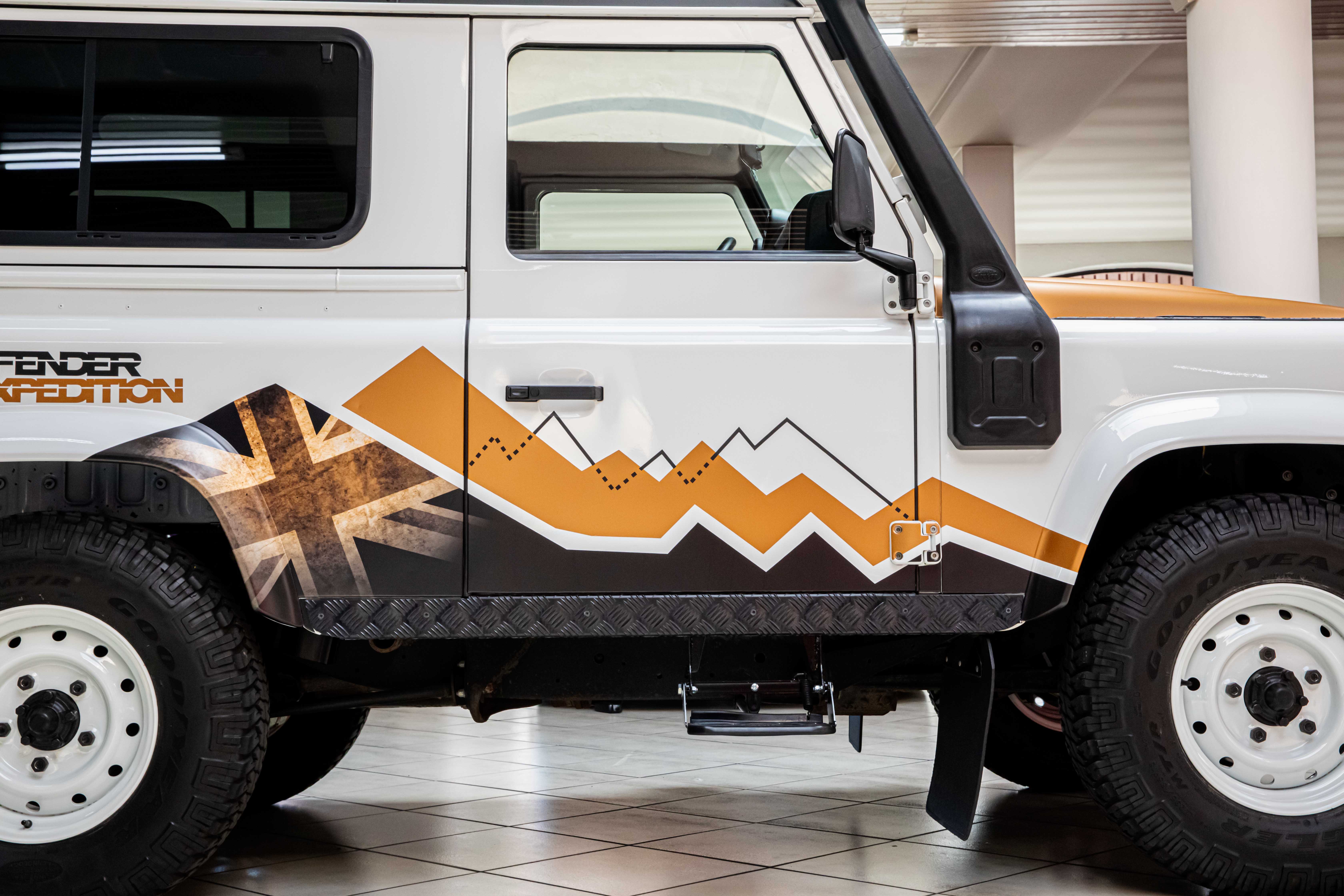 2015 Land Rover Defender 90 angeboten von einem Fachhändler in Milan, Italien, Foto 14 von 20