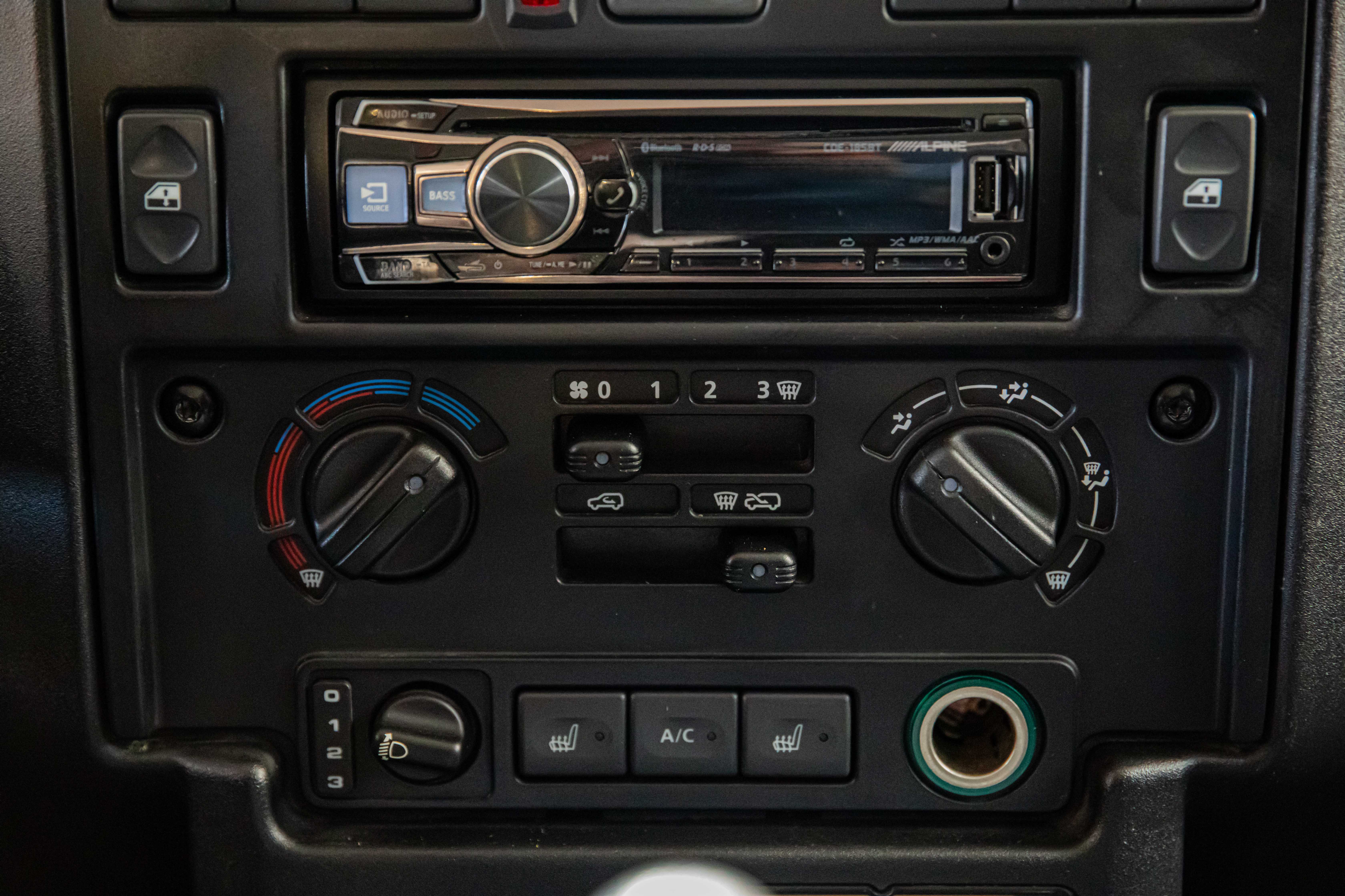 2015 Land Rover Defender 90 angeboten von einem Fachhändler in Milan, Italien, Foto 19 von 20