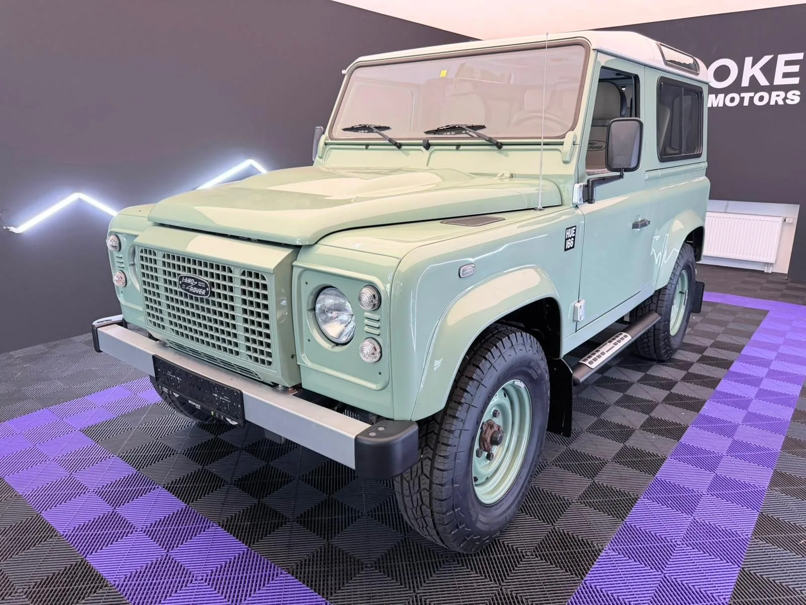 2015 Land Rover Defender Heritage 90 Station Wagon proposée par un concessionnaire spécialisé à Bratislava, Slovaquie, photo principale