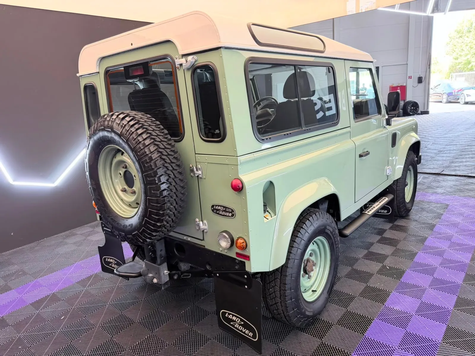 2015 Land Rover Defender Heritage 90 Station Wagon, 4/19