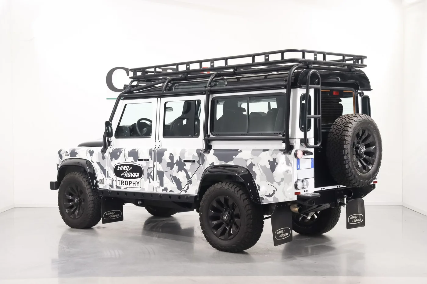 2015 Land Rover Defender Works V8 Trophy II angeboten von einem Supersportwagenhändler in Zibido San Giacomo, Italien, Foto 2 von 23
