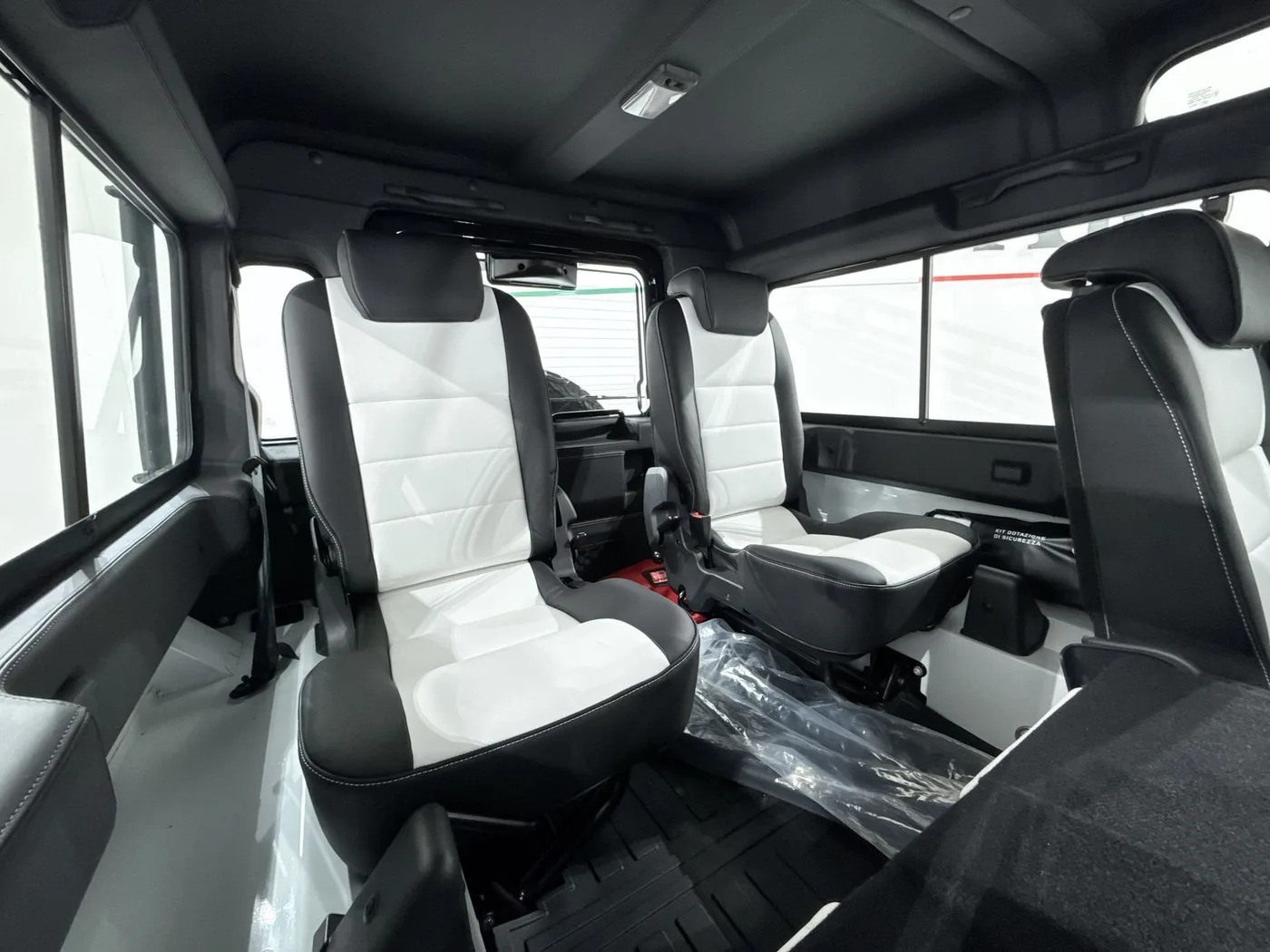 2015 Land Rover Defender Works V8 Trophy II angeboten von einem Supersportwagenhändler in Zibido San Giacomo, Italien, Foto 19 von 23